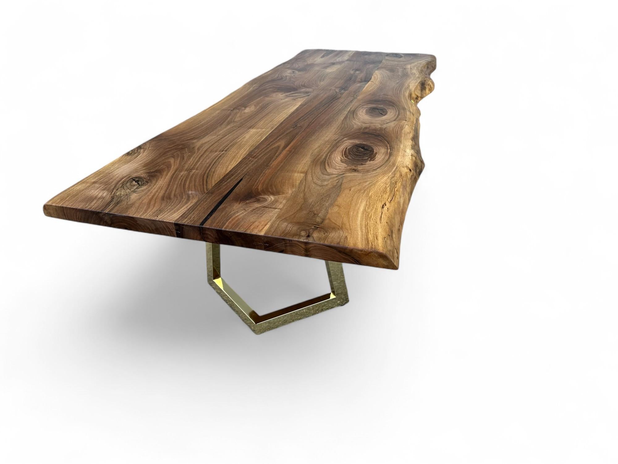 Küchentisch mit naturfarbener Kante – maßgefertigter Holztisch – Tisch mit naturfarbener Kante (Epoxidharz) im Angebot