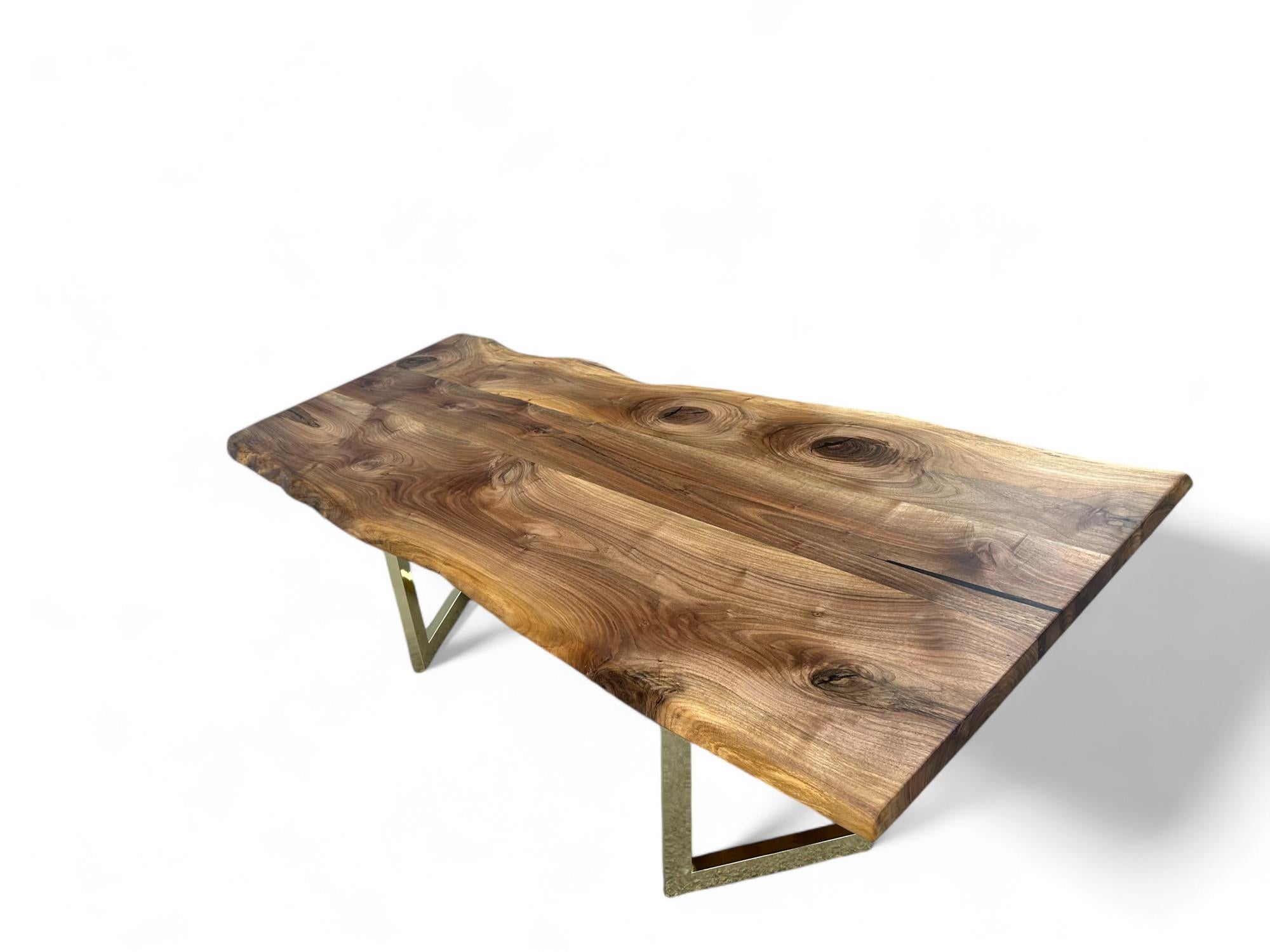 Küchentisch mit naturfarbener Kante – maßgefertigter Holztisch – Tisch mit naturfarbener Kante im Angebot 1