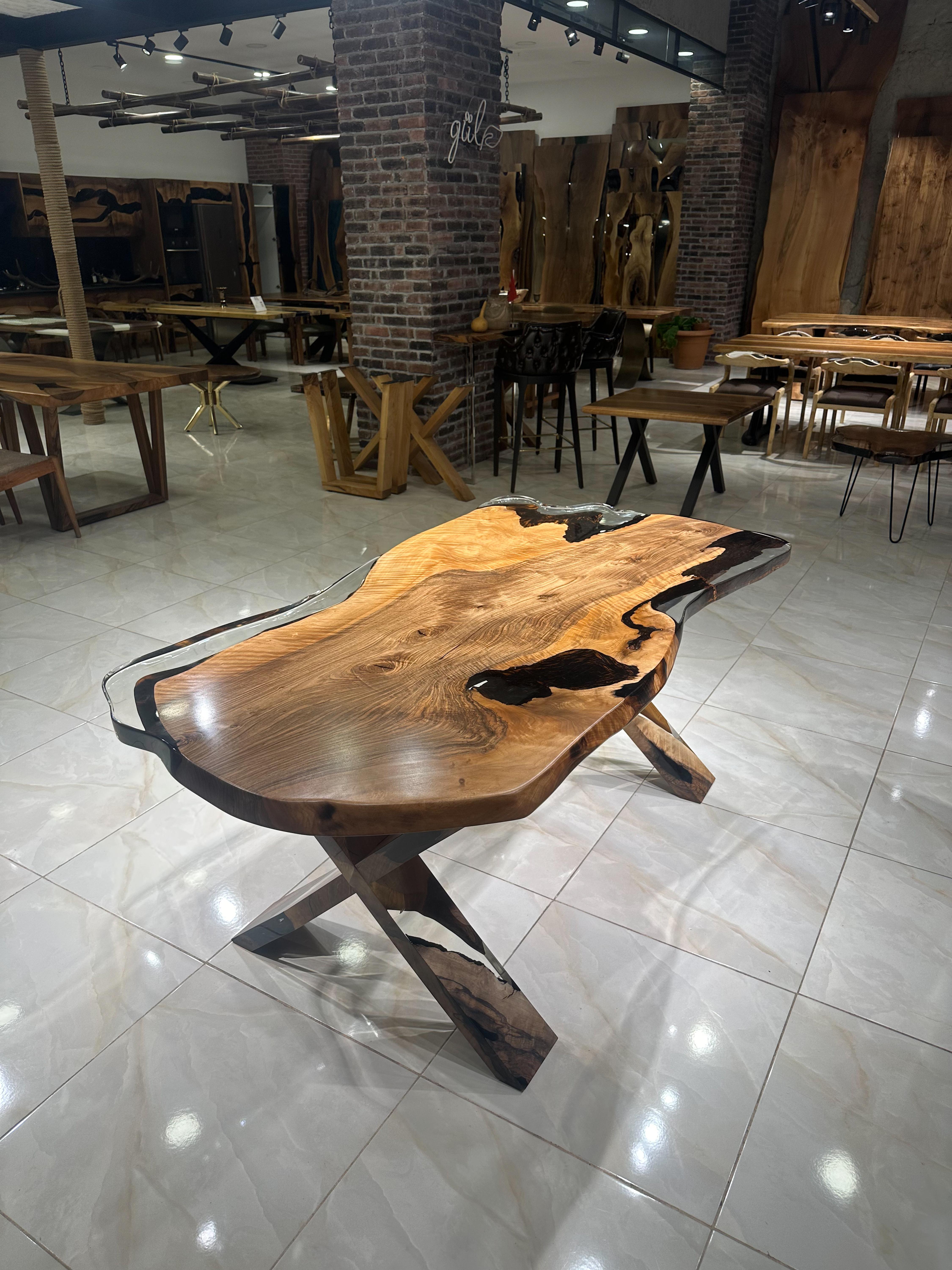 Clear Epoxy Walnut Table - Custom Solid Walnut Wood Epoxy Resin Dine Table In New Condition For Sale In İnegöl, TR