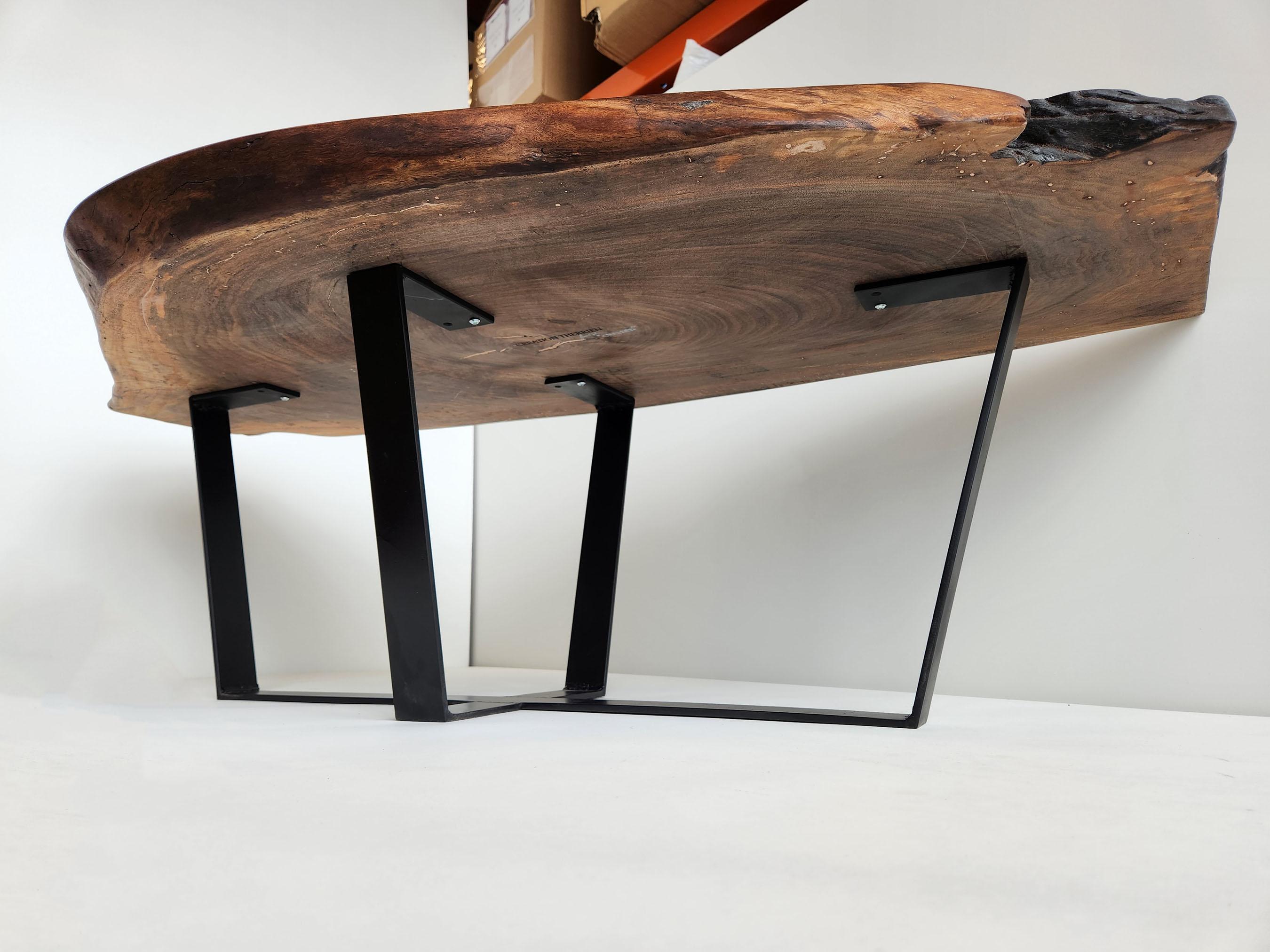 Fait main Table basse en bois de noyer noir par Creation Therrier en vente