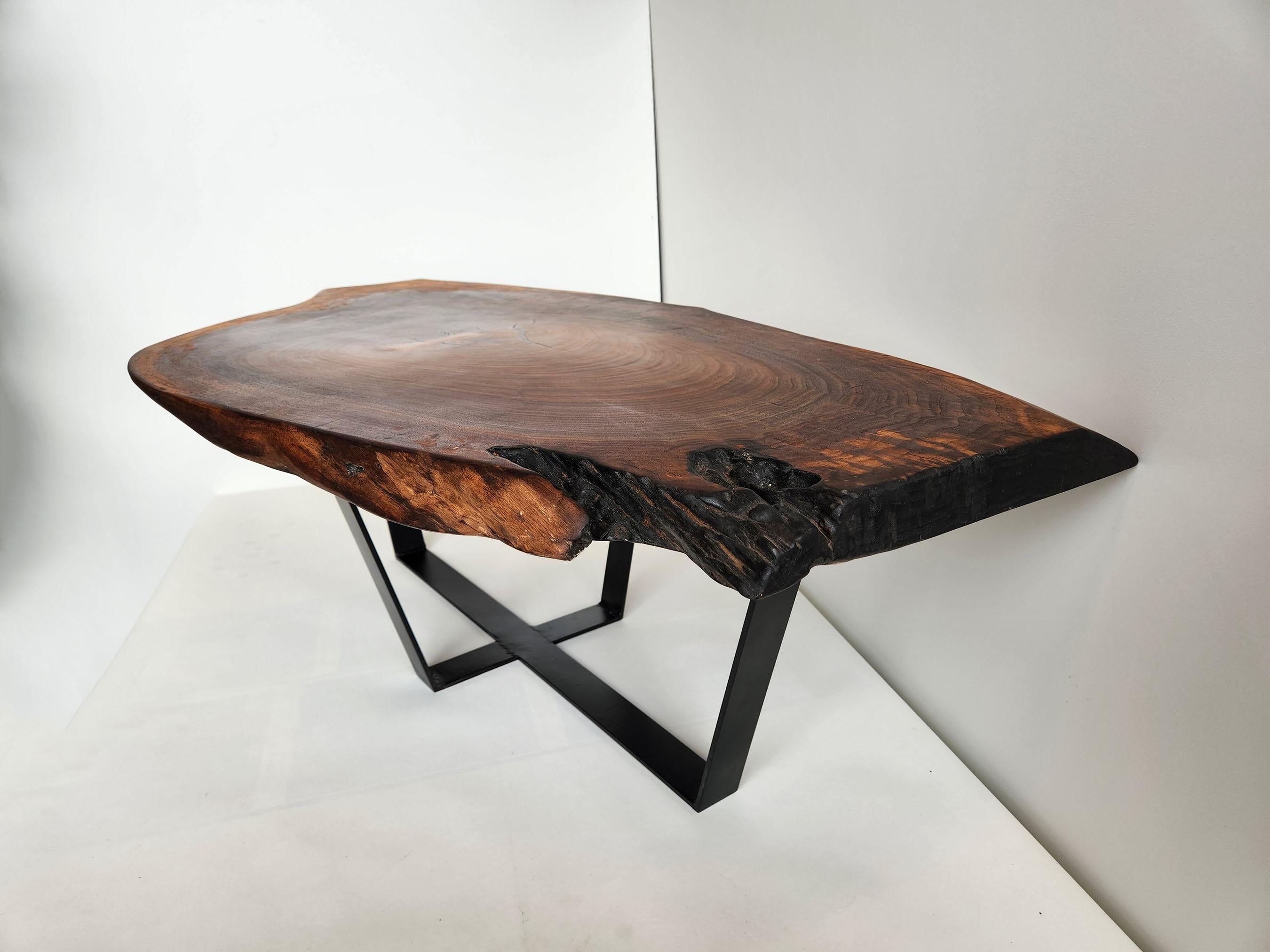 Table basse en bois de noyer noir par Creation Therrier Neuf - En vente à Stratford, CT
