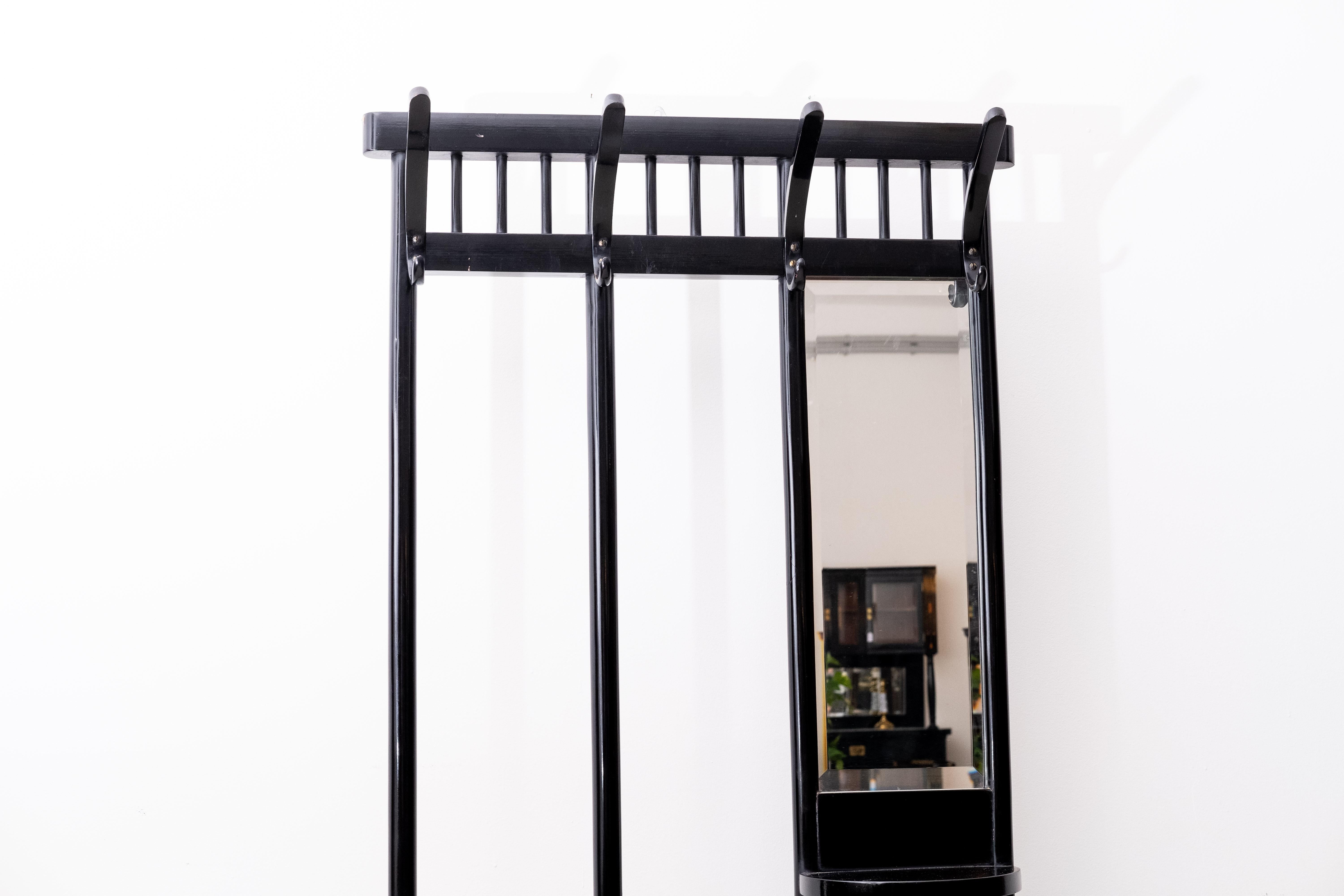 Armoire noire de style sécessionniste, attribuée à J. Hoffmann pour J.J.Kohn (1990) Bon état - En vente à Wien, AT