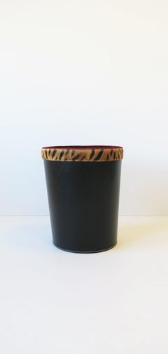 Schwarzer Papierkorb oder Mülleimer mit Tiger- oder Leopardentierfelldesign