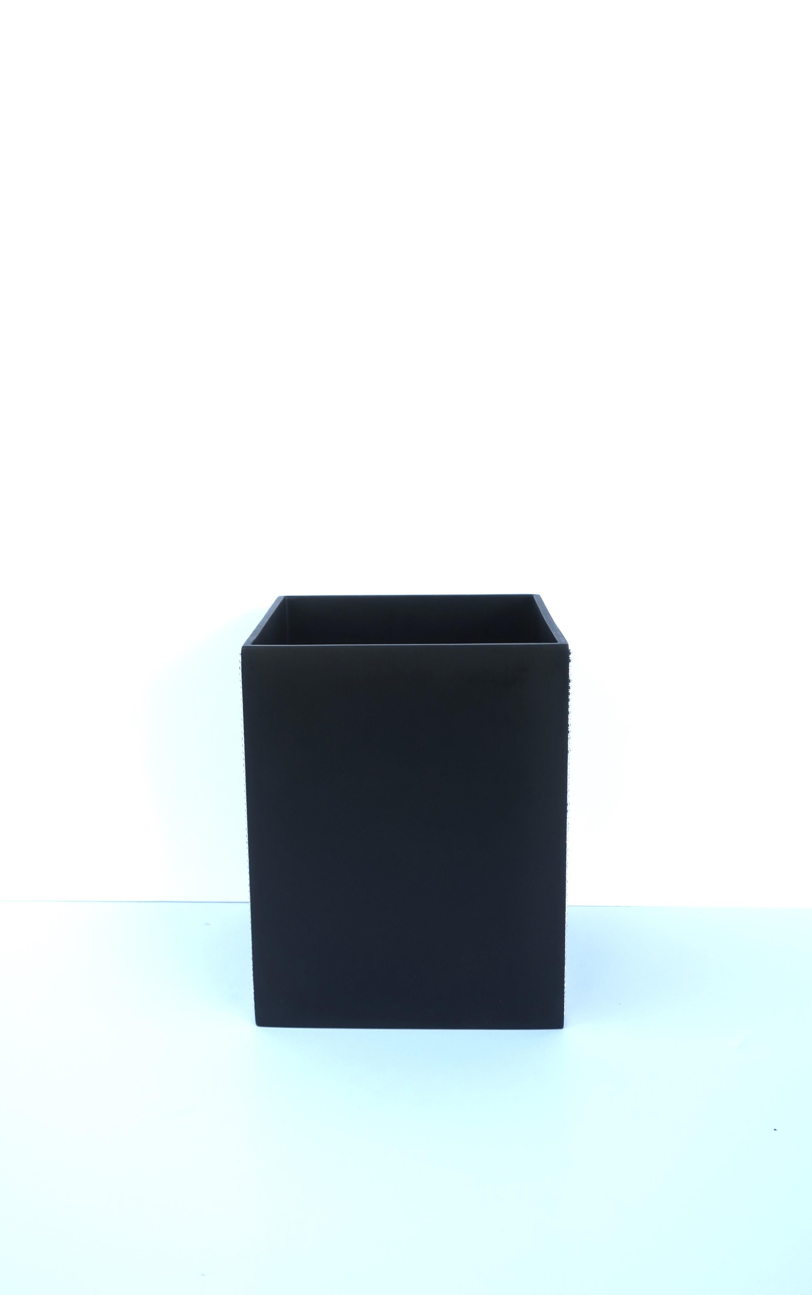 Métal Corbeille à papier noire avec design en faux diamant en vente