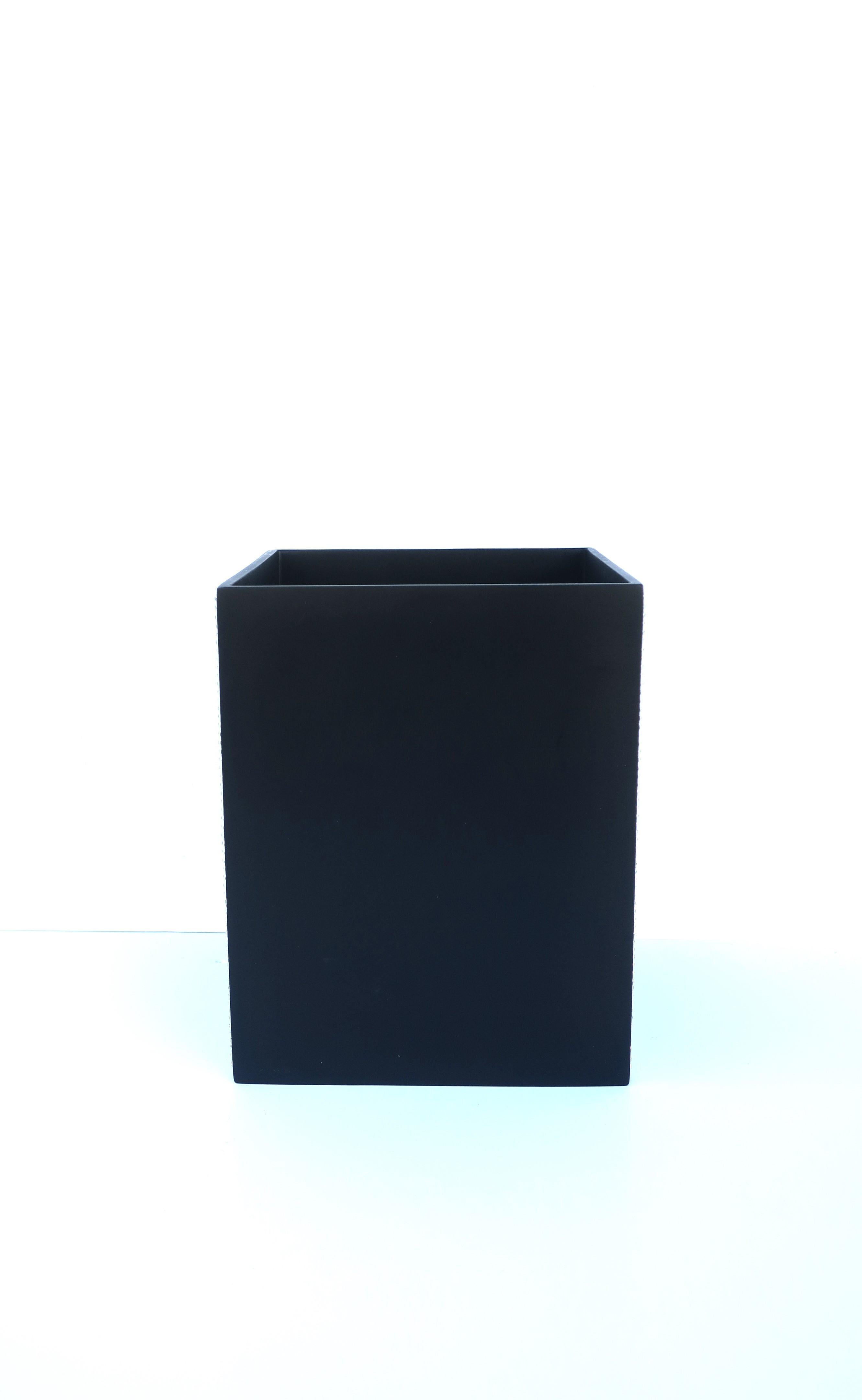 Corbeille à papier noire avec design en faux diamant en vente 1