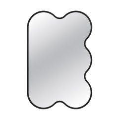 Kleiner schwarzer, gewellter Wandspiegel, asymmetrischer Hvyli Q5-Spiegel von oitoproducts