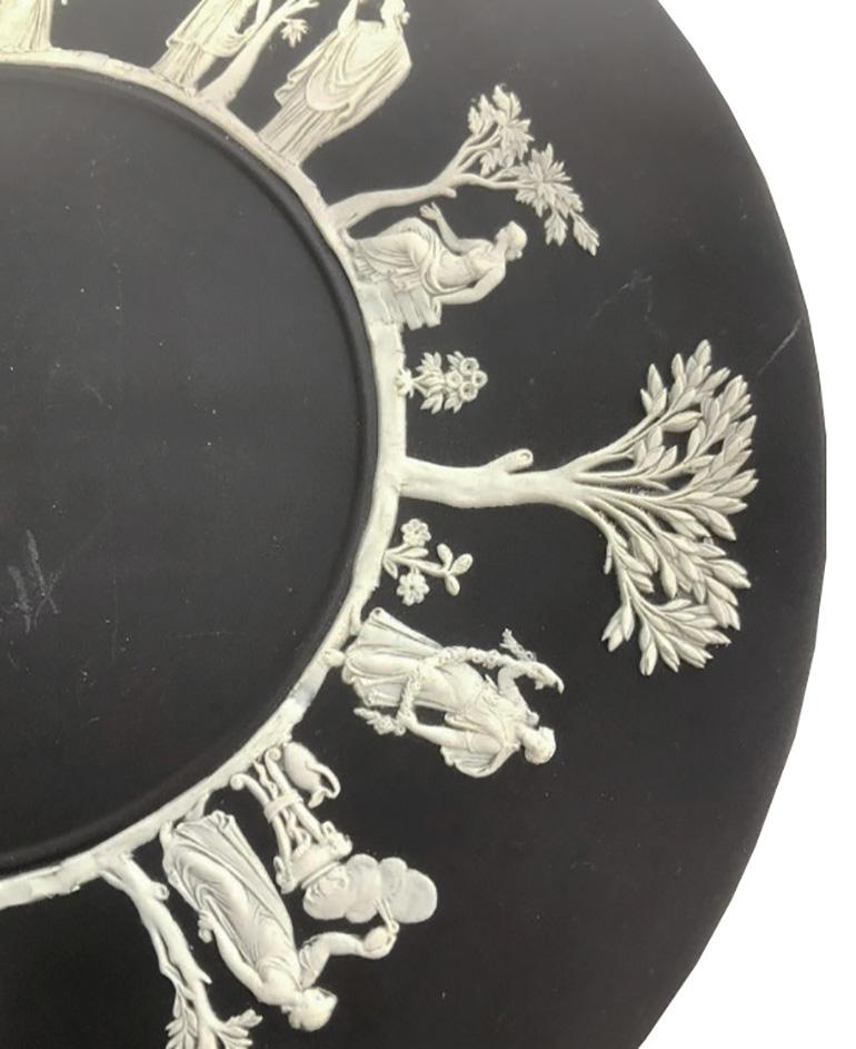 Dieser schwarze Vintage-Teller von Wedgwood ist ein exquisites Stück Geschichte, das klassische Schönheit und zeitlose Eleganz verkörpert. Dieser Teller wird mit der unvergleichlichen Kunstfertigkeit hergestellt, die Wedgwood seit seinen Anfängen