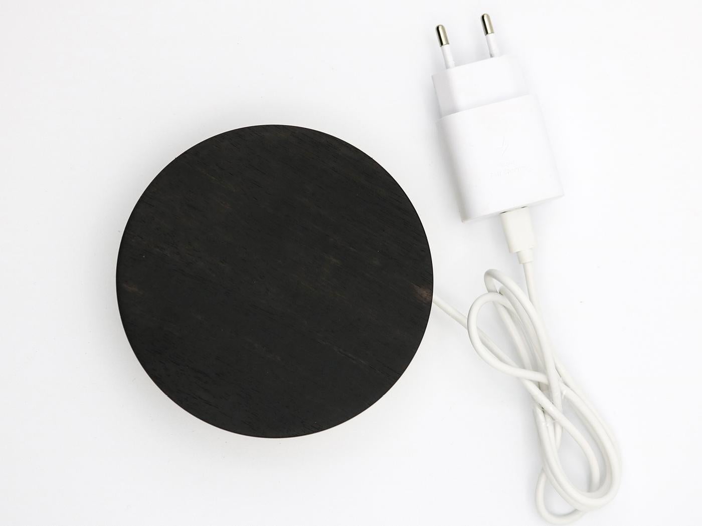 Une base en bois,
qui recharge rapidement votre téléphone, d'un coup de baguette magique.
 
Un cercle, 
un bois, 
réalisé avec le soin que requiert le bois.

La puissante technologie de charge sans fil garantit une alimentation électrique efficace