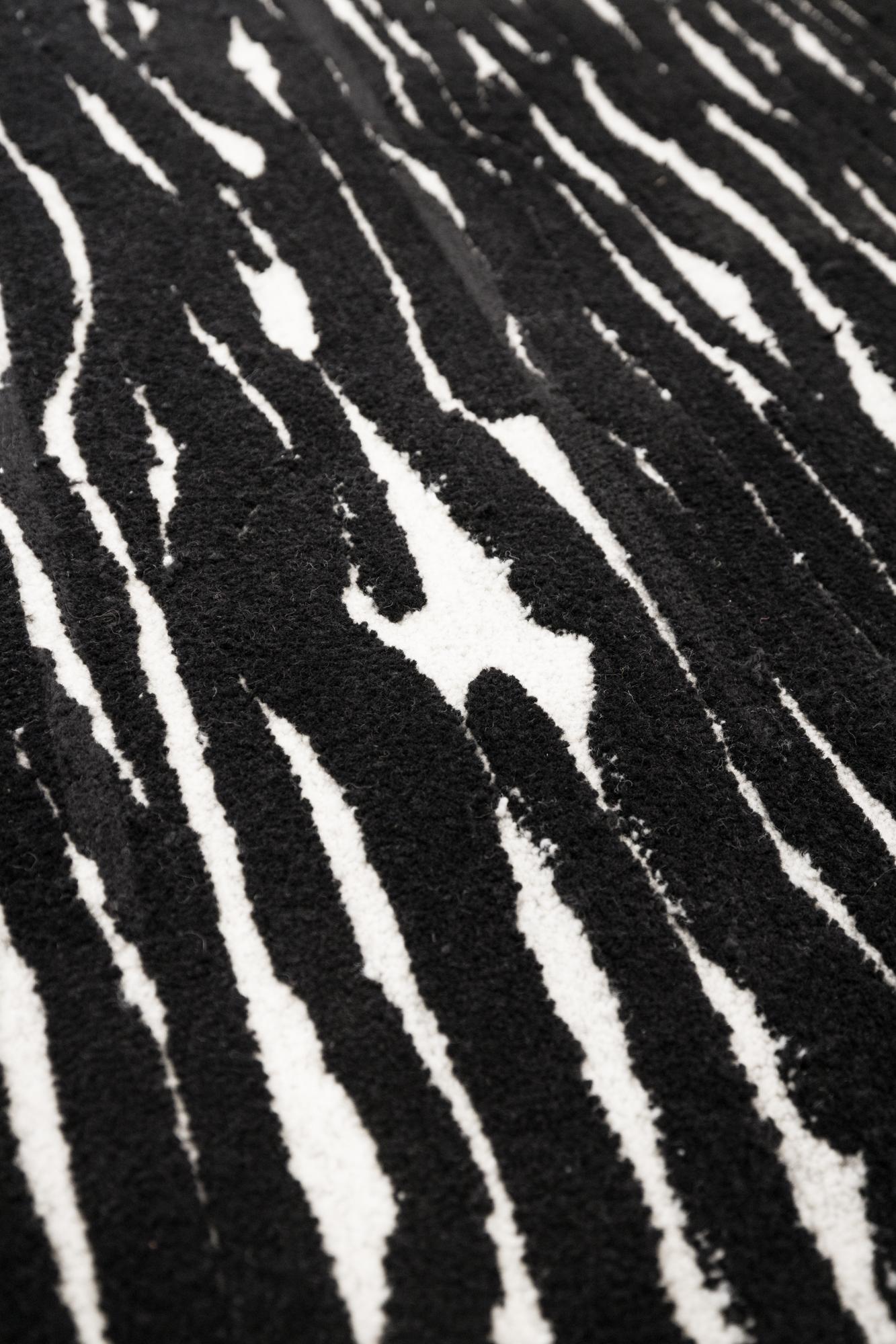 Moderne Chemin de table noir et blanc à motifs abstraits, touffeté en laine de Nouvelle-Zélande en vente