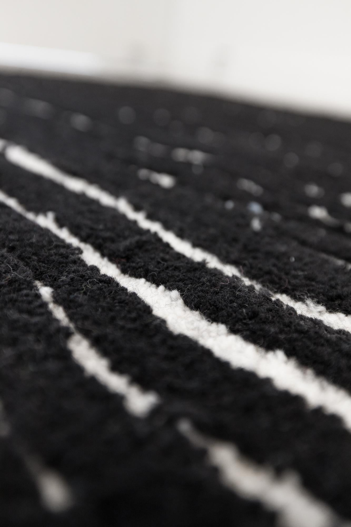 Américain Chemin de table noir et blanc à motifs abstraits, touffeté en laine de Nouvelle-Zélande en vente