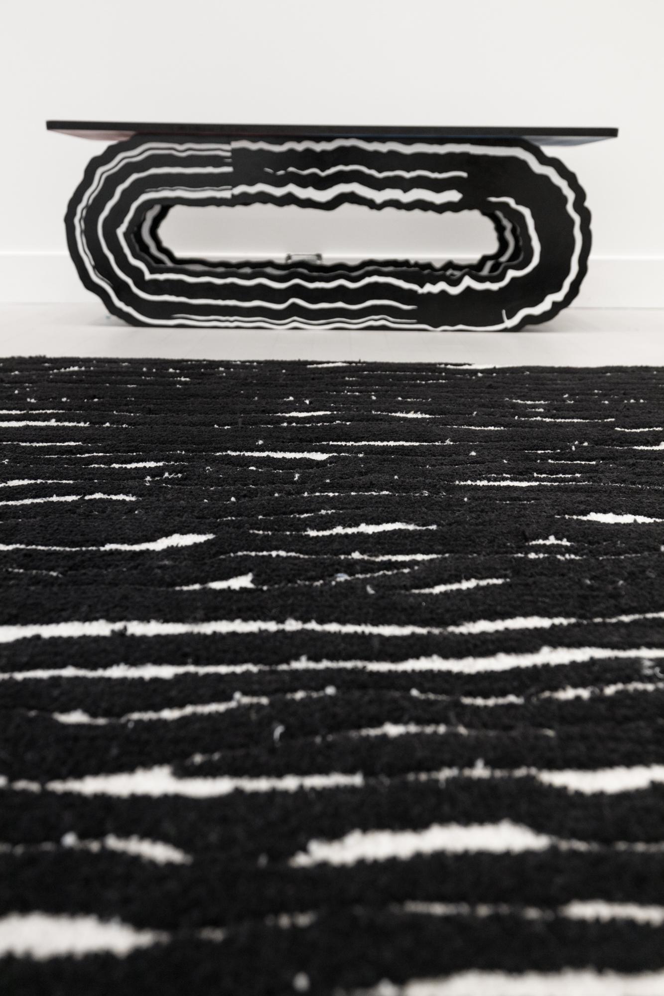Autre Chemin de table noir et blanc à motifs abstraits, touffeté en laine de Nouvelle-Zélande en vente