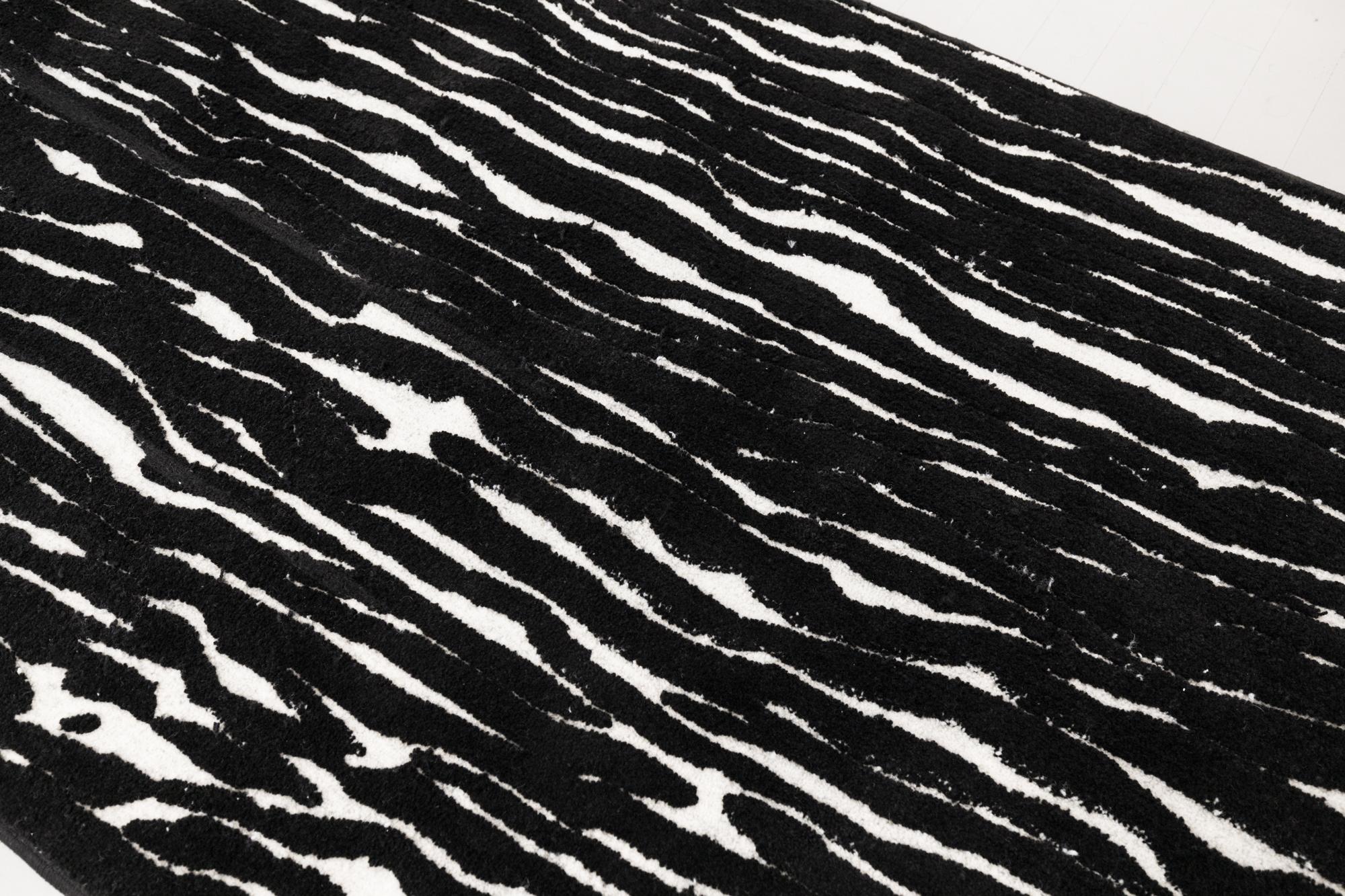 Chemin de table noir et blanc à motifs abstraits, touffeté en laine de Nouvelle-Zélande Neuf - En vente à Philadelphia, PA
