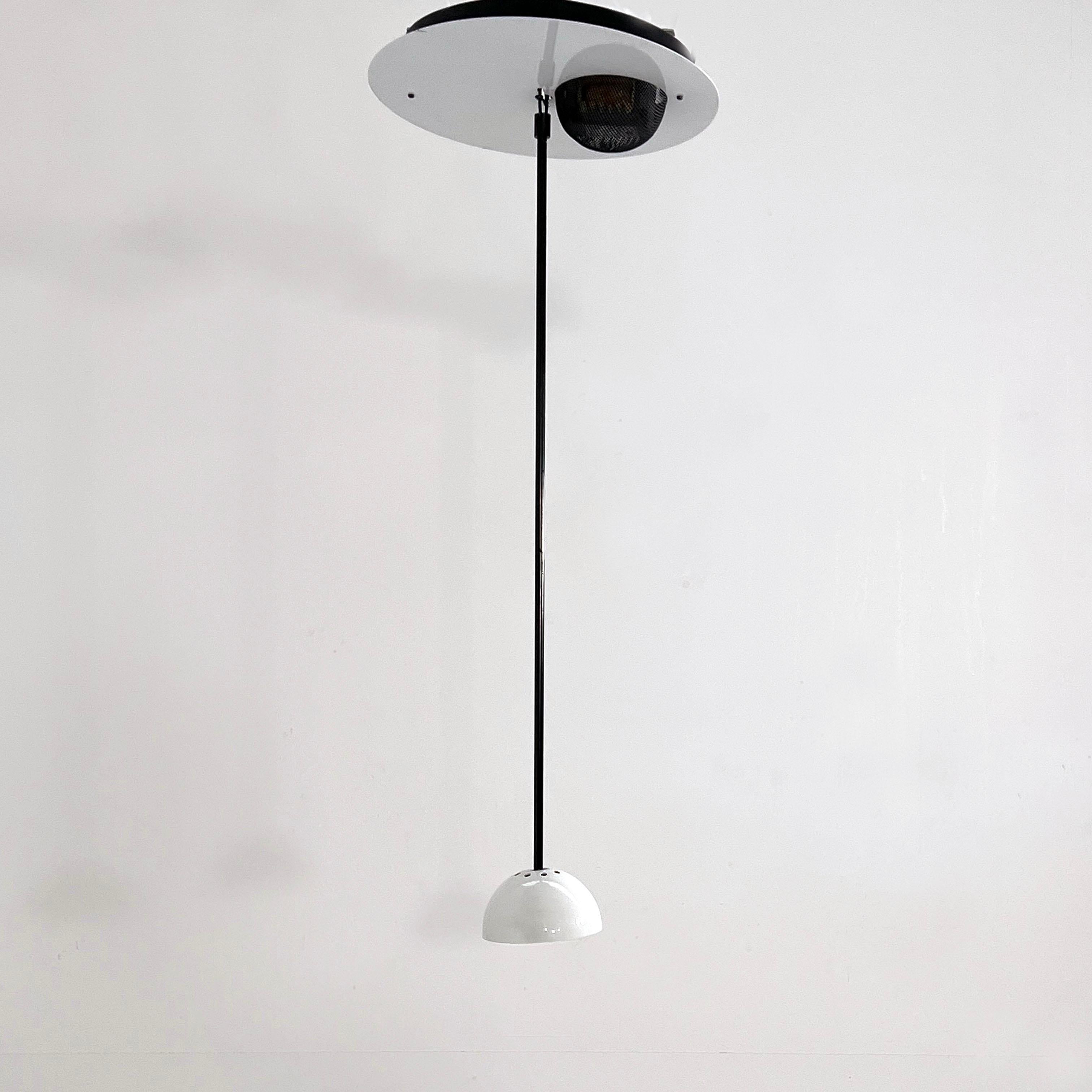 Designer - Carlo Forcolini
Produzent - Artemide
Modell - Deckenleuchte Alesia 
Design Zeitraum - Eigthies
Abmessungen - Breite 32 cm x Tiefe 32 cm x Höhe 80 cm
MATERIALIEN - Metall
Farbe - schwarz, weiß
Leichte alters- und gebrauchsbedingte