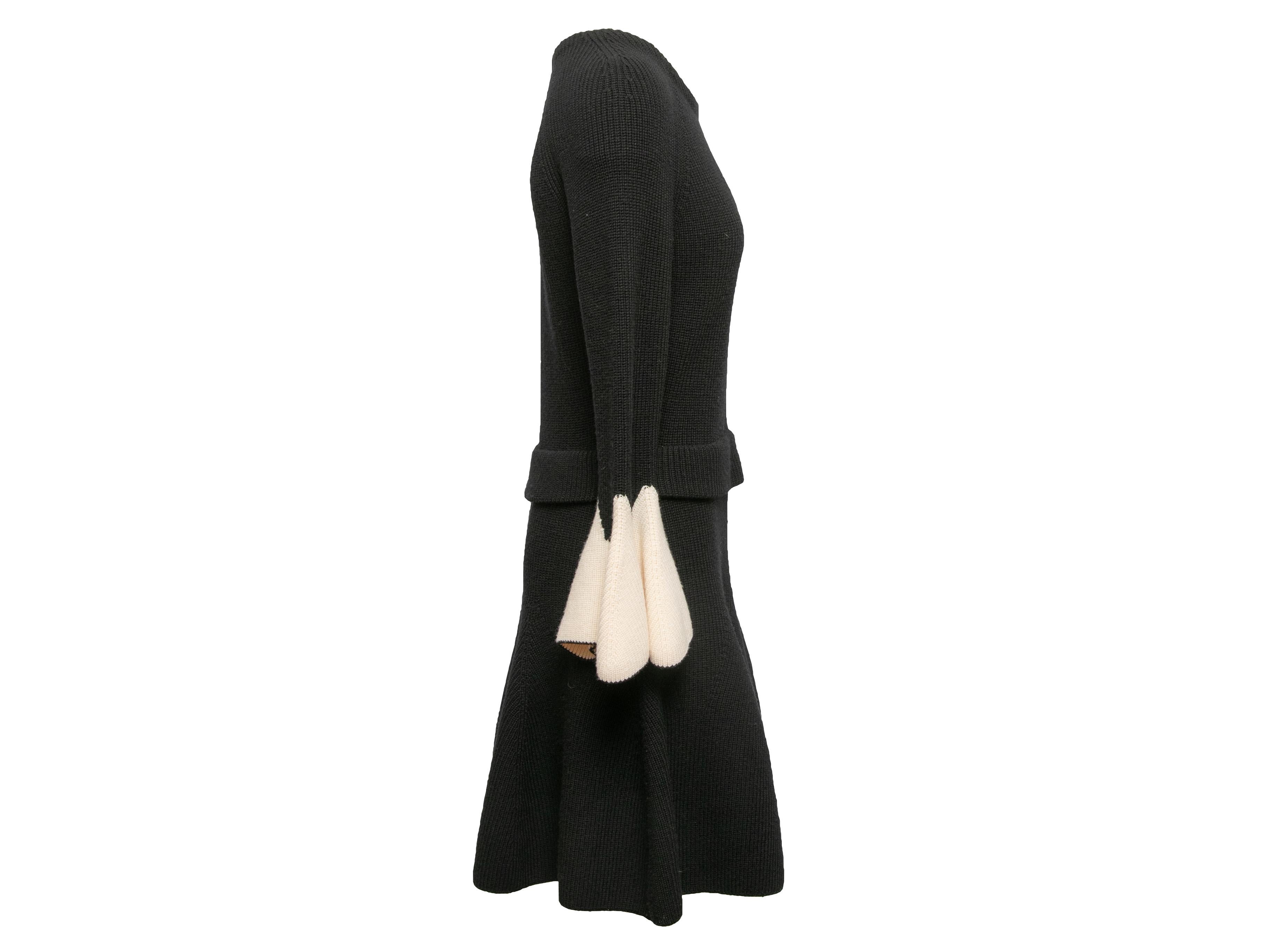A-Linien-Pulloverkleid aus schwarzem und weißem Wollstrick von Alexander McQUeen. Rundhalsausschnitt. Lange Glockenärmel. 30