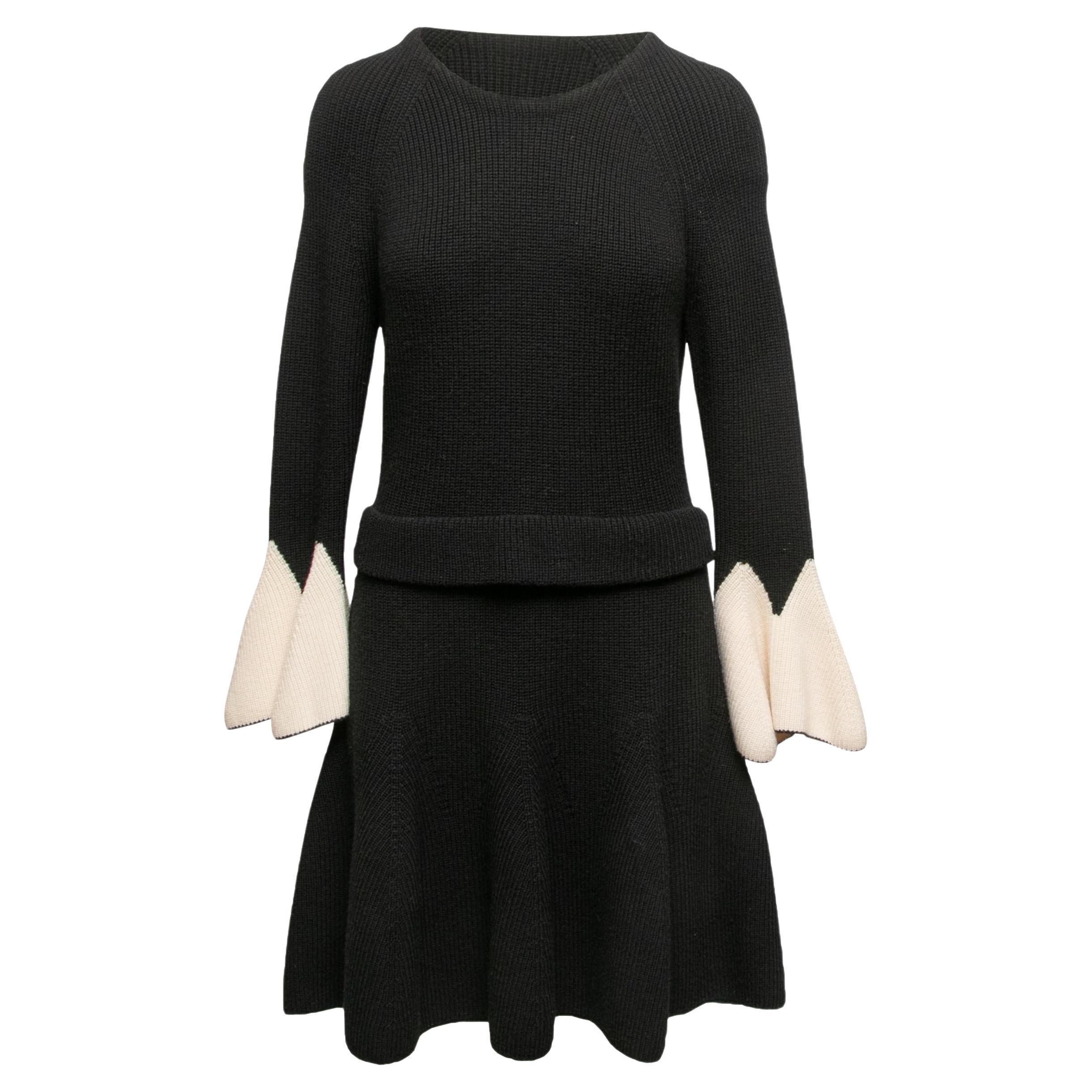 Schwarz-weißes Alexander McQueen A-Linien-Pulloverkleid aus Wolle in Schwarz & Weiß Größe US XL im Angebot