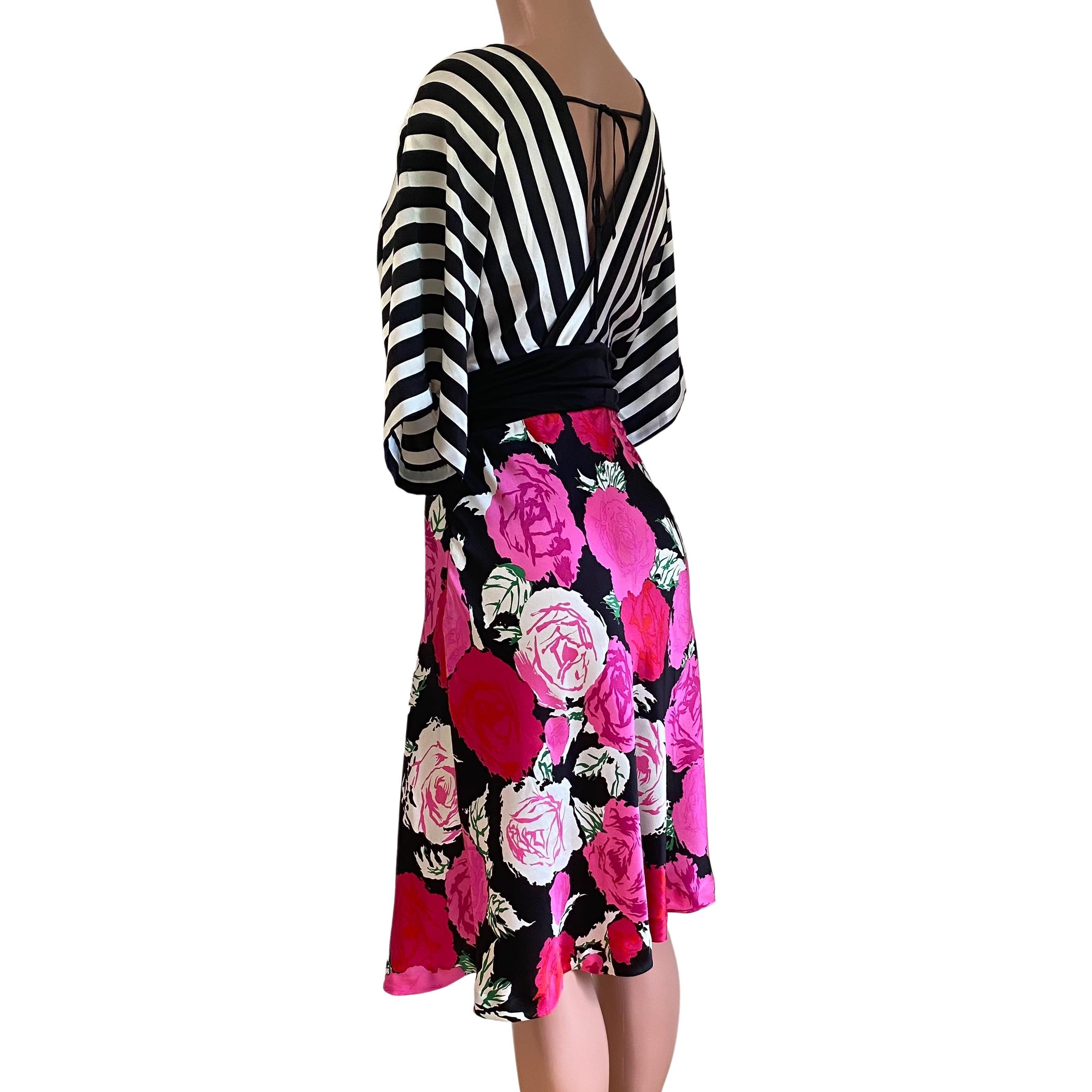 Robe kimono Flora Kung en soie mixte noire, blanche et rose, neuve avec étiquettes Neuf - En vente à Boston, MA