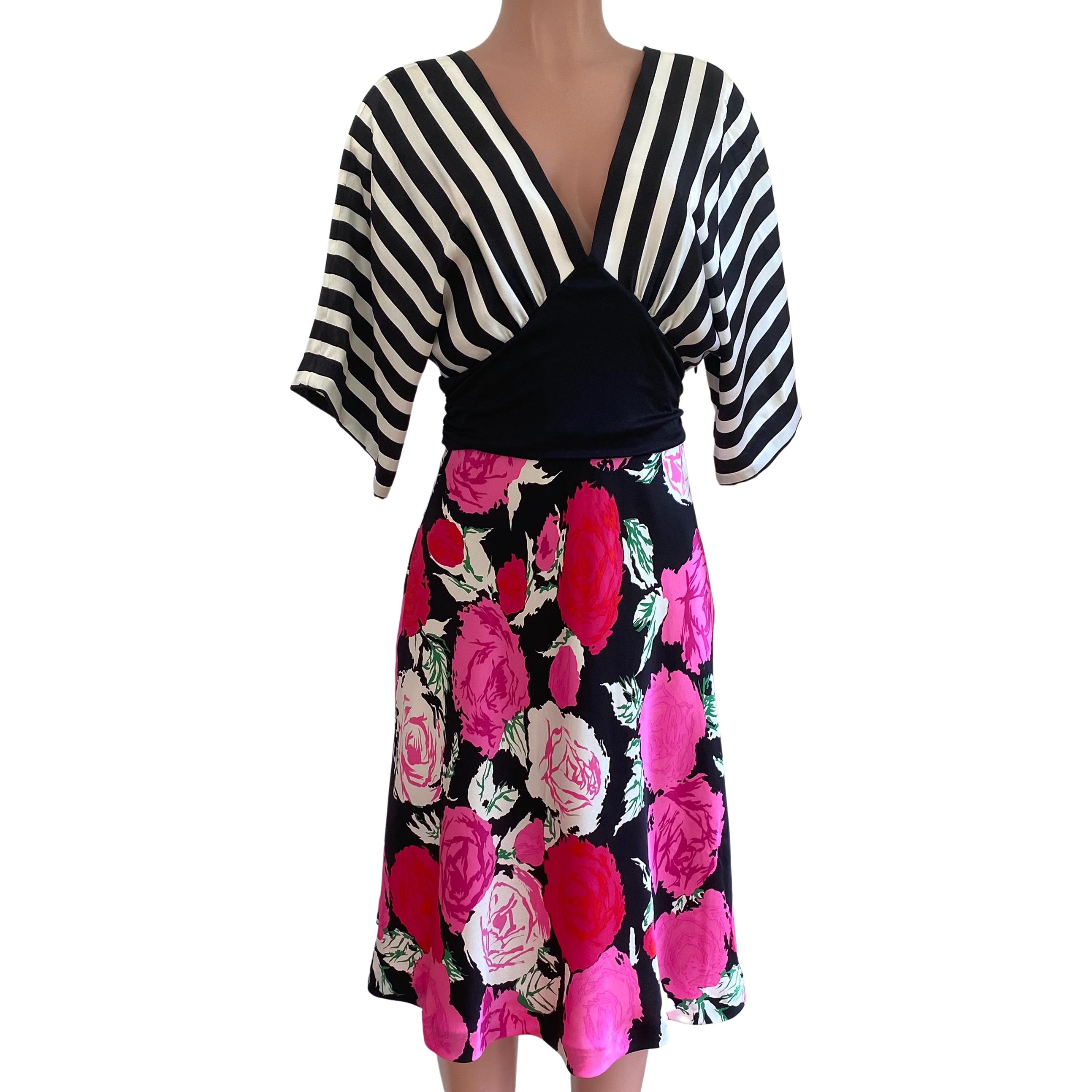 Robe kimono Flora Kung en soie mixte noire, blanche et rose, neuve avec étiquettes en vente 2