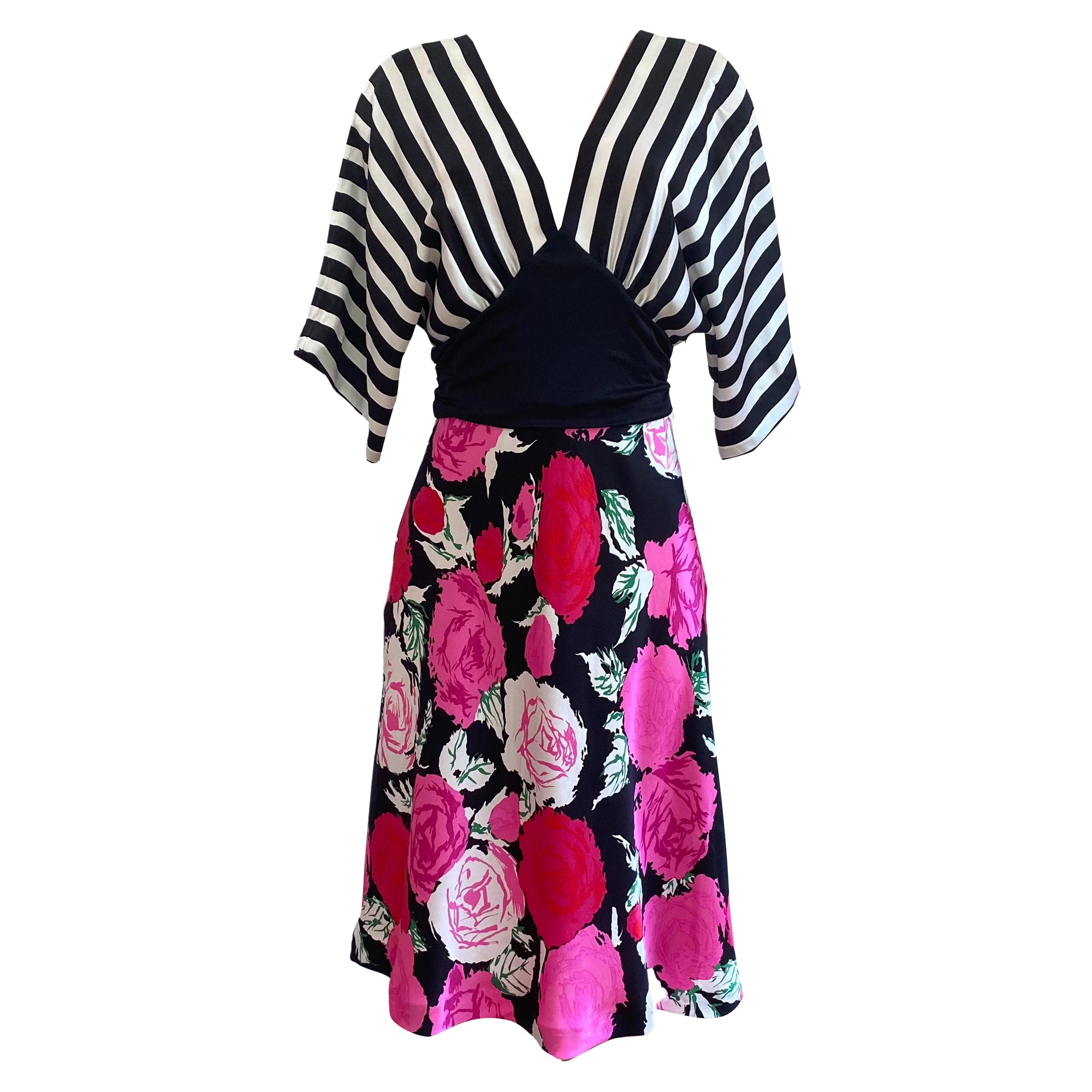 Robe kimono Flora Kung en soie mixte noire, blanche et rose, neuve avec étiquettes en vente