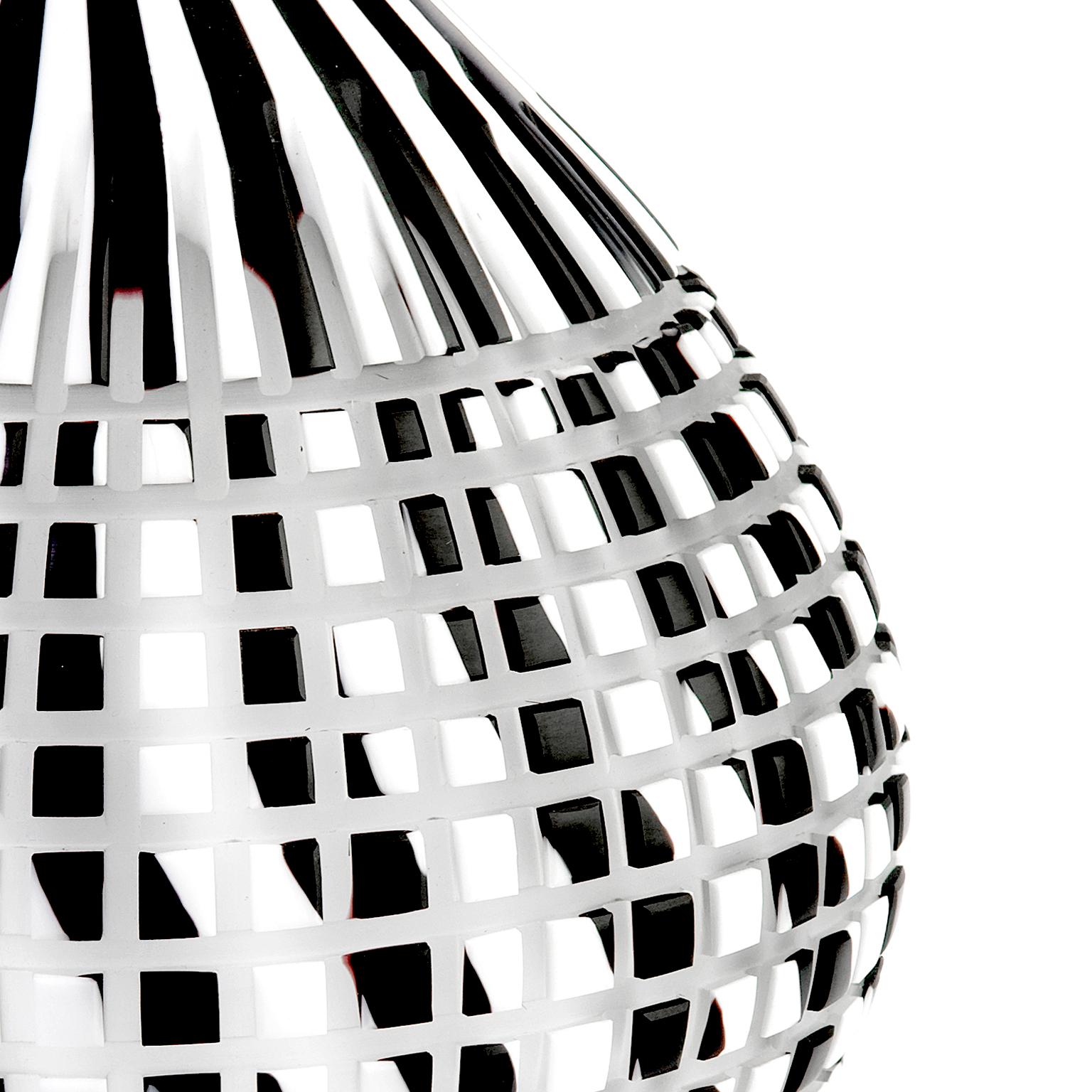 Moderne Objet en verre de Murano. Anfora noire et blanche avec fond blanc, inspirée d'un textile en vente
