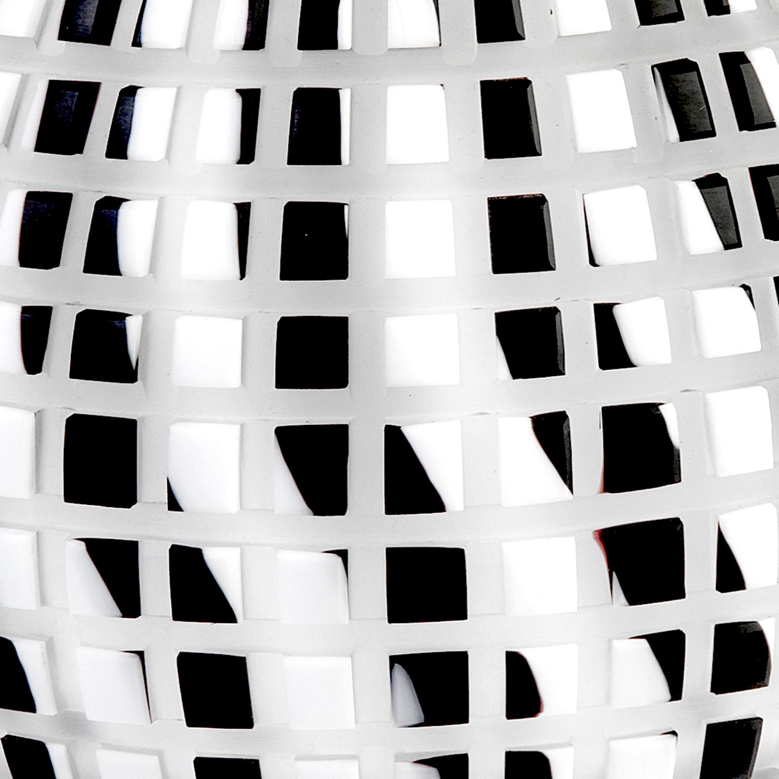 italien Objet en verre de Murano. Anfora noire et blanche avec fond blanc, inspirée d'un textile en vente