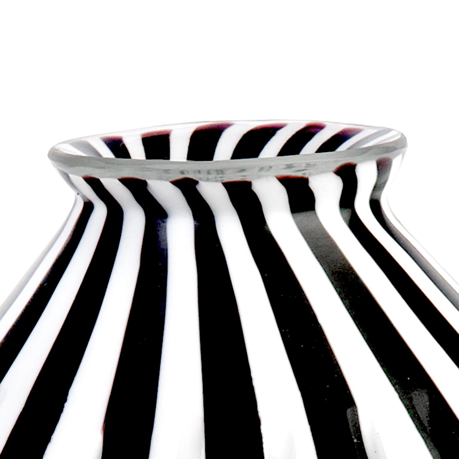 Gravé Objet en verre de Murano. Anfora noire et blanche avec fond blanc, inspirée d'un textile en vente