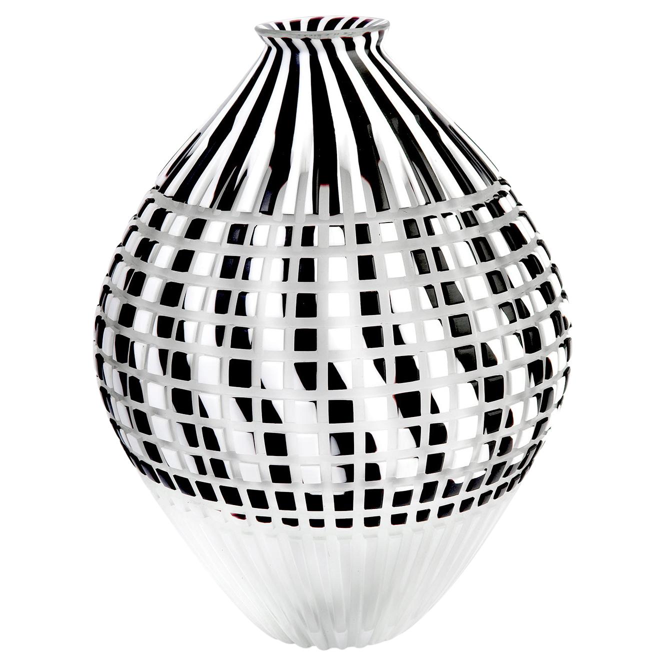 Objeto de cristal de Murano. Anfora blanca y negra con fondo blanco, inspiración textil
