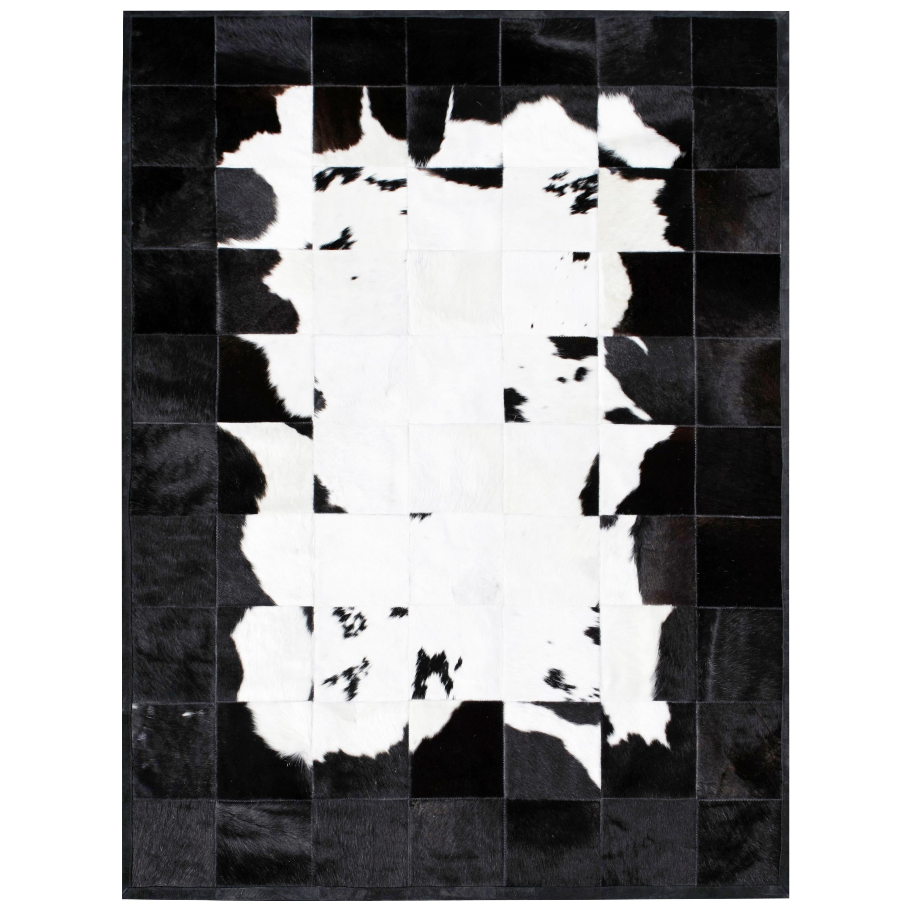 Schwarzer und weißer, anpassbarer Buenos Aires Rindsleder-Bodenteppich in Schwarz und Weiß mit kühner Grafik