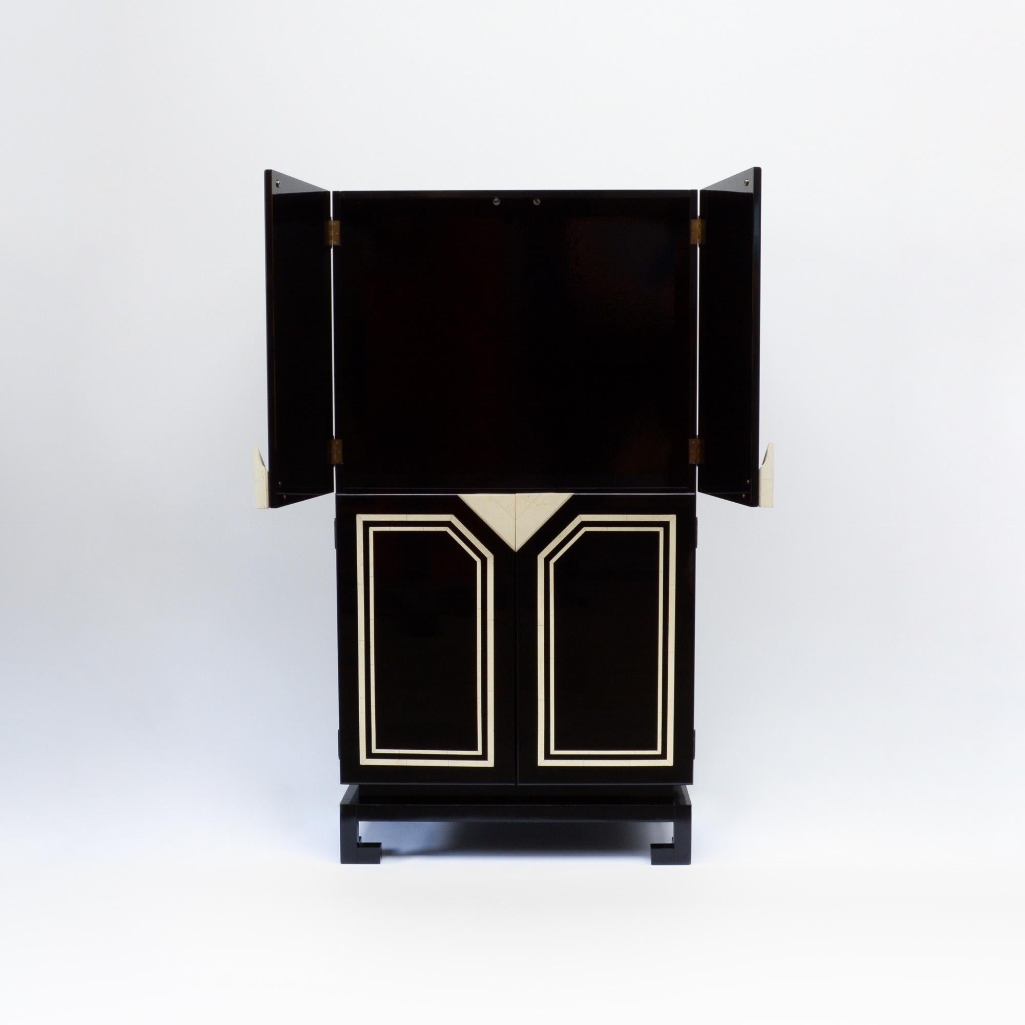 This black and white lacquered cabinet can be dated in the late 1960s-early 1970s.
We’ve found similar cabinets from the Paco Rabanne collection, but this one is without the Paco Rabanne logo on the handles.
This high quality four-door cabinet is