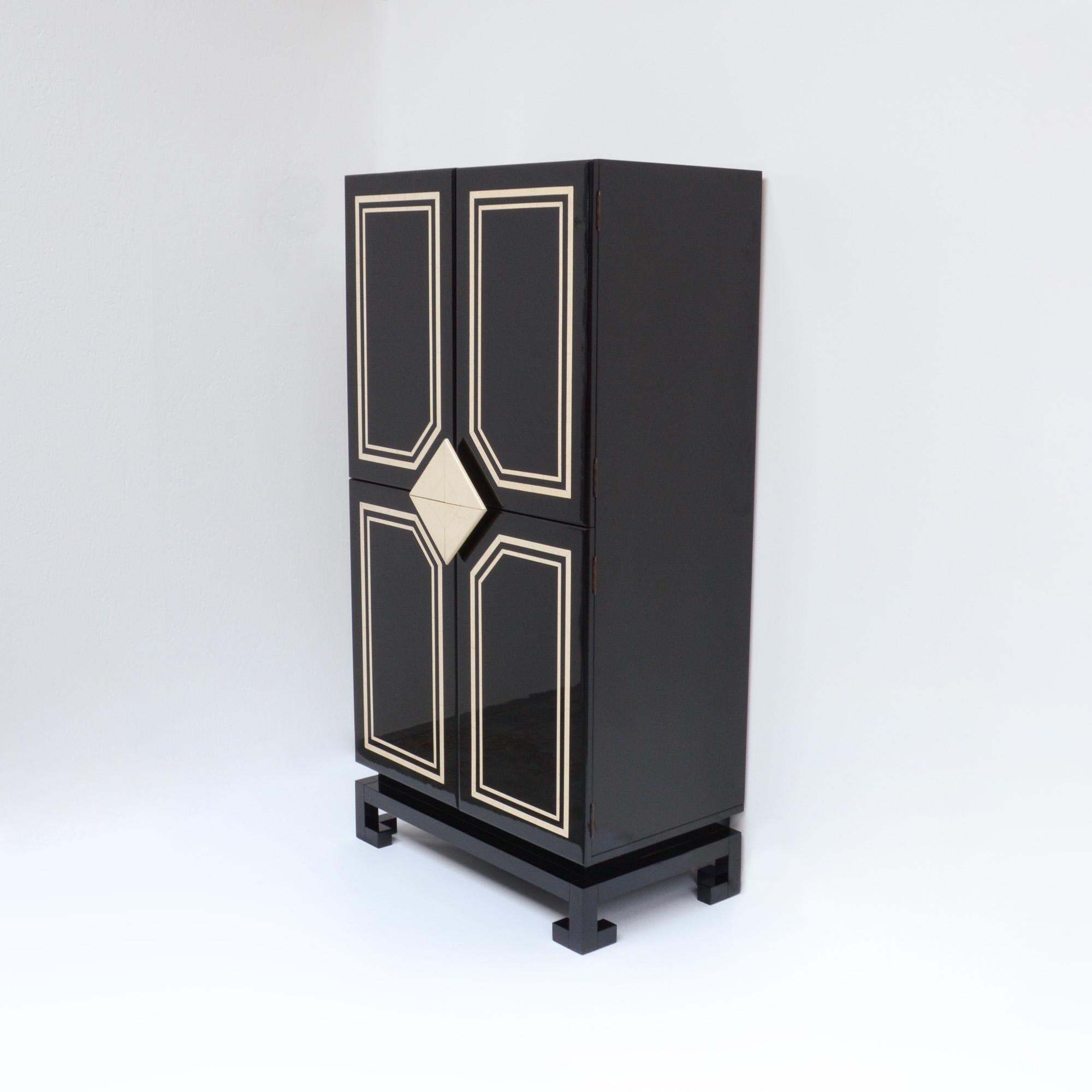 Black & White Cabinet Style Paco Rabanne In Good Condition In Vlimmeren, BE