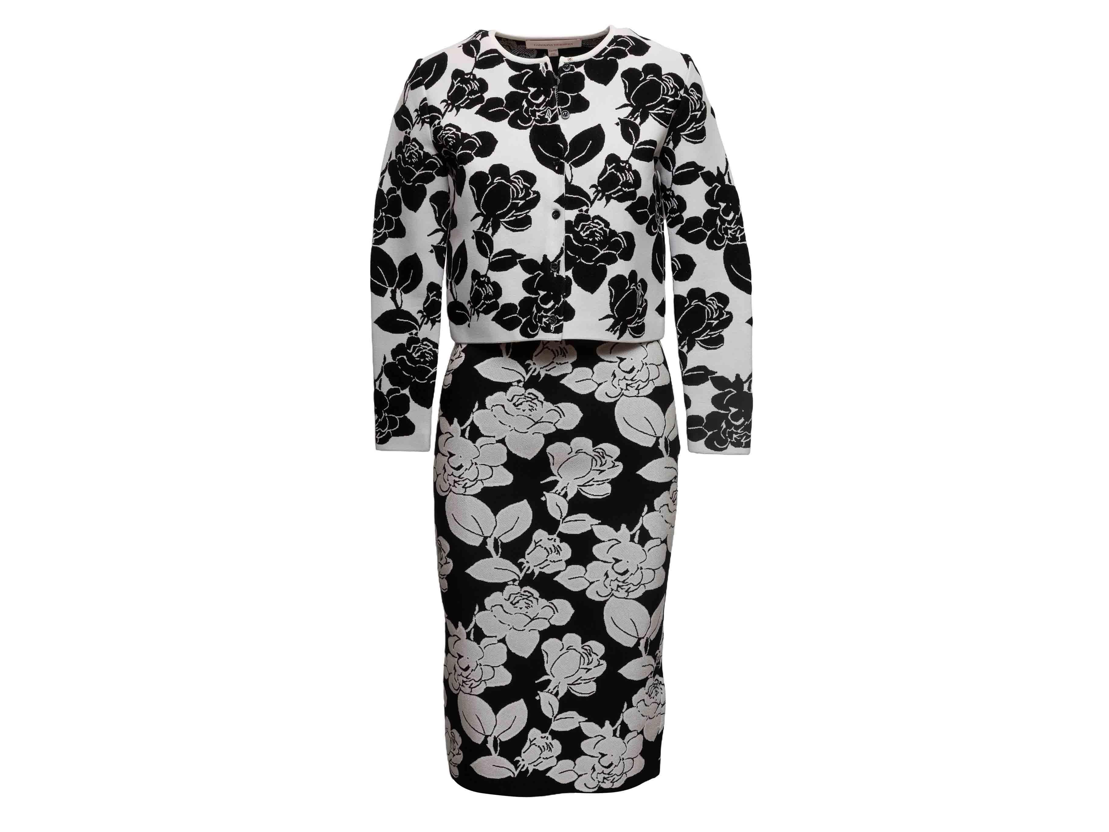 Conjunto de chaqueta de punto de intarsia floral en blanco y negro y falda lápiz midi. El cárdigan tiene cuello redondo y cierres de botones delanteros. La falda tiene cintura elástica. Cárdigan-34