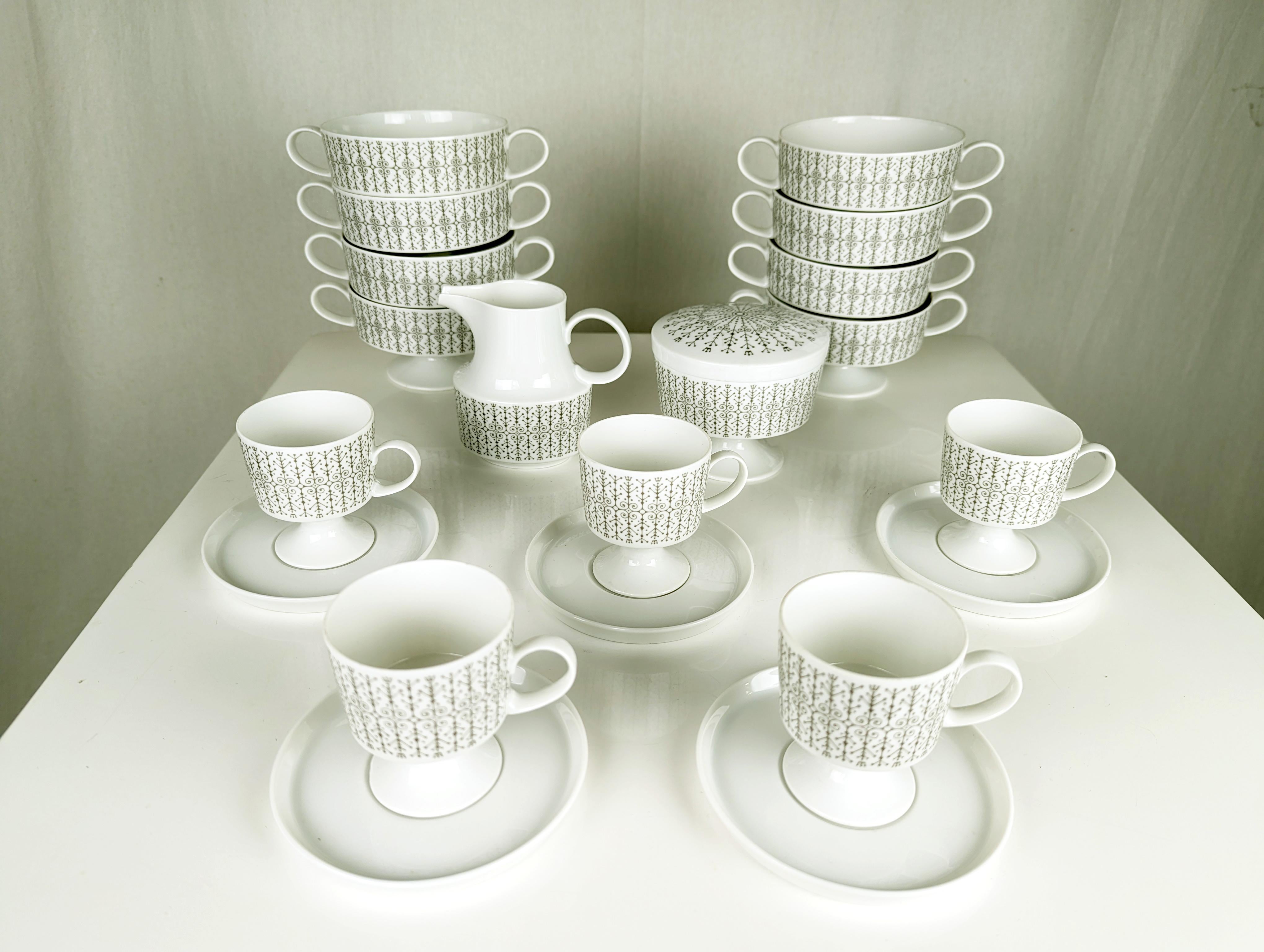 Splendido servizio in ceramica con decorazioni rare, realizzato negli anni '50 e '60 da Rosenthal su disegno di Tapio Wirkkala. Il servizio è incompleto e consiste nei seguenti pezzi (20):
5 tazze da caffè con 5 piattini
8 tazze da tè
1