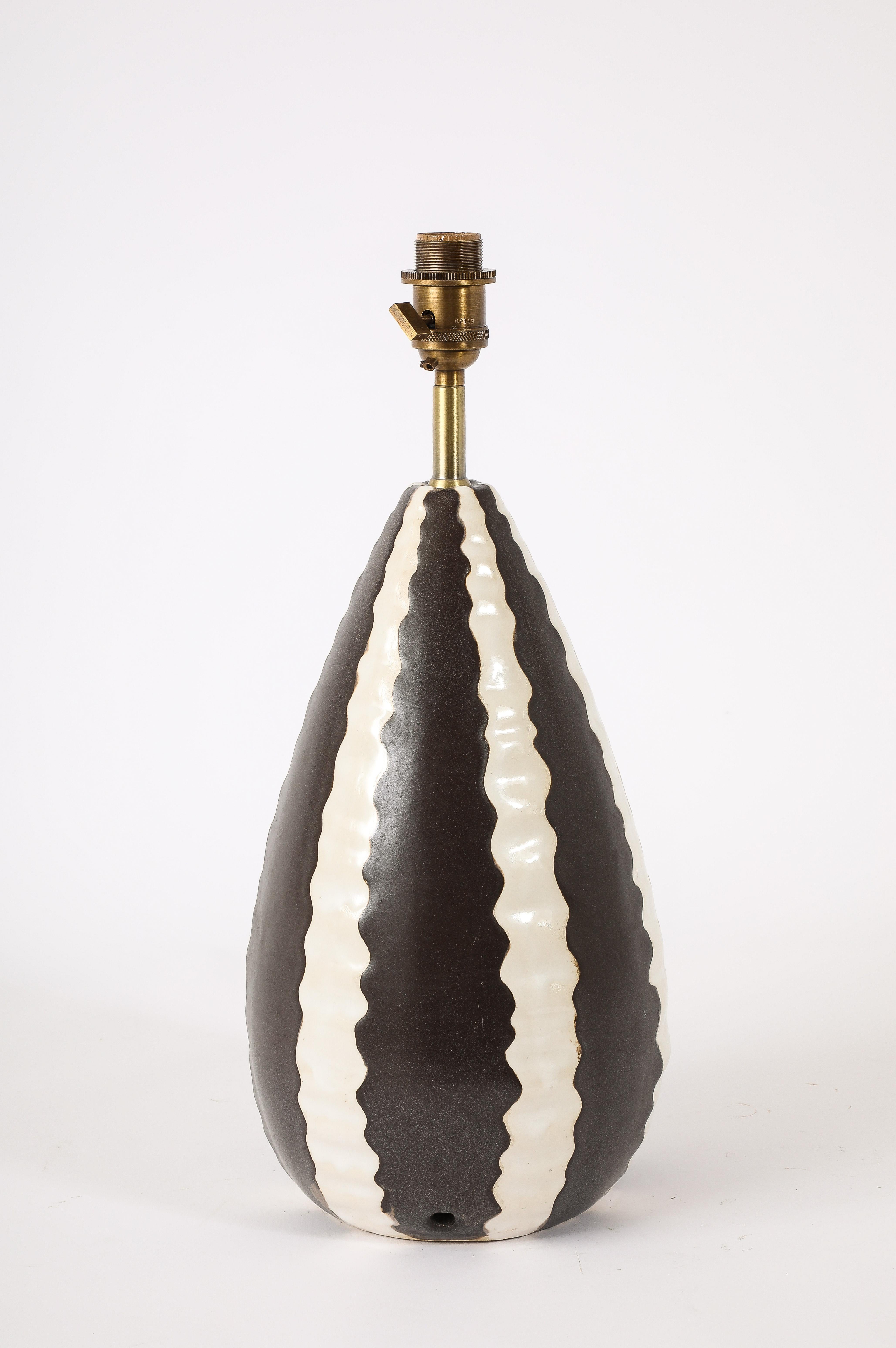 Schwarz-weiße Keramiklampe, Frankreich 1950er Jahre im Angebot 4