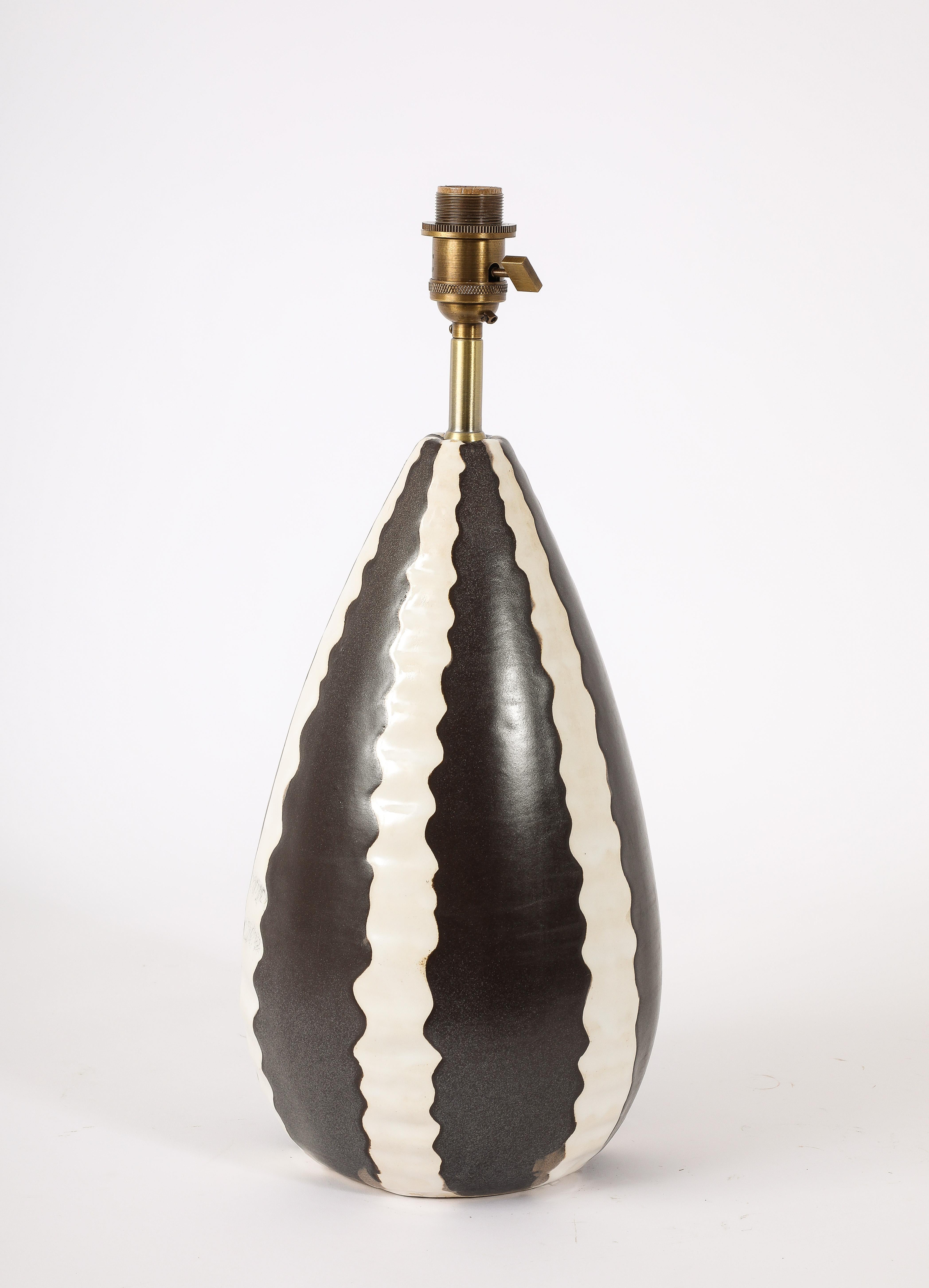 Schwarz-weiße Keramiklampe, Frankreich 1950er Jahre im Angebot 5