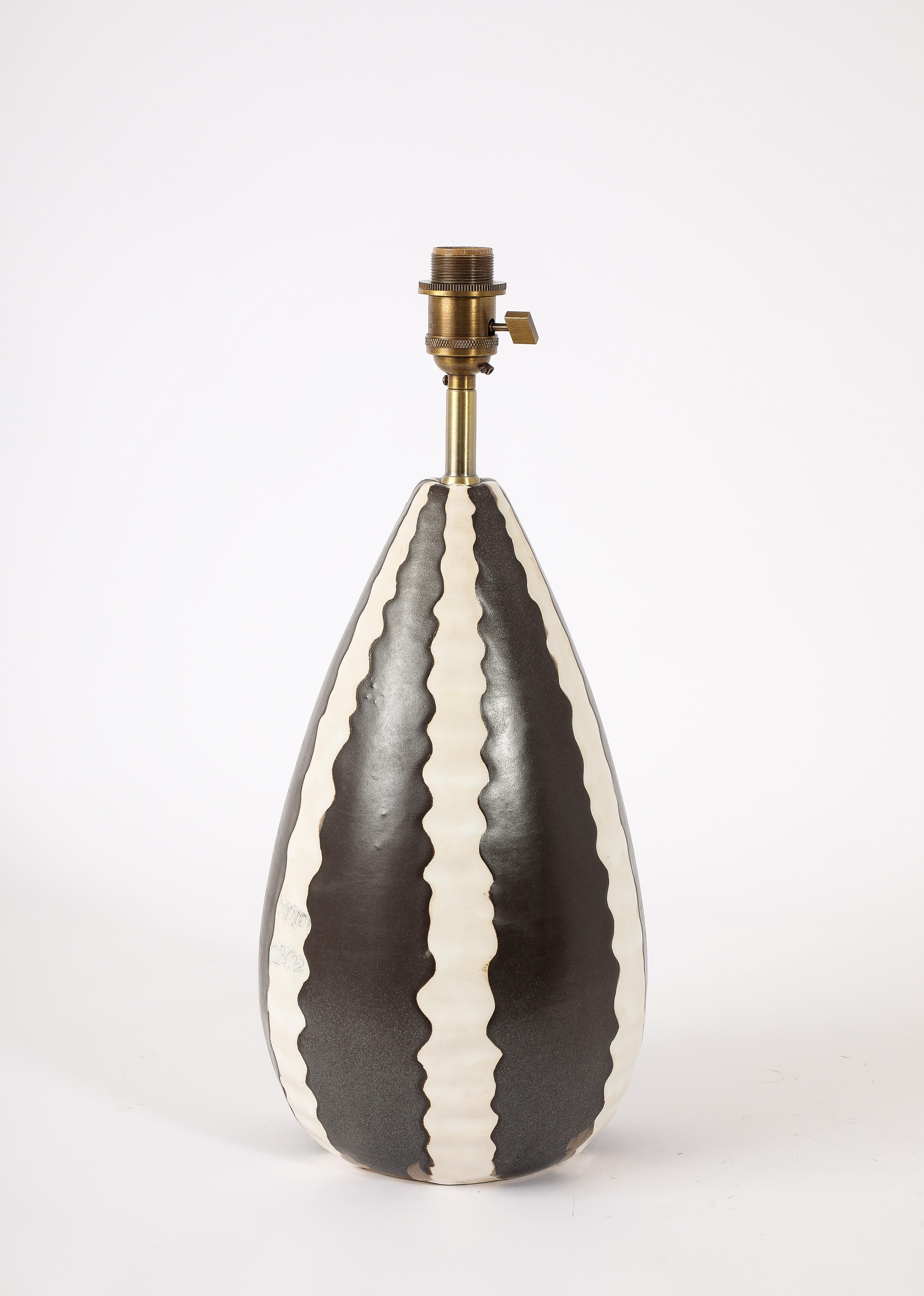Schwarz-weiße Keramiklampe, Frankreich 1950er Jahre im Angebot 6