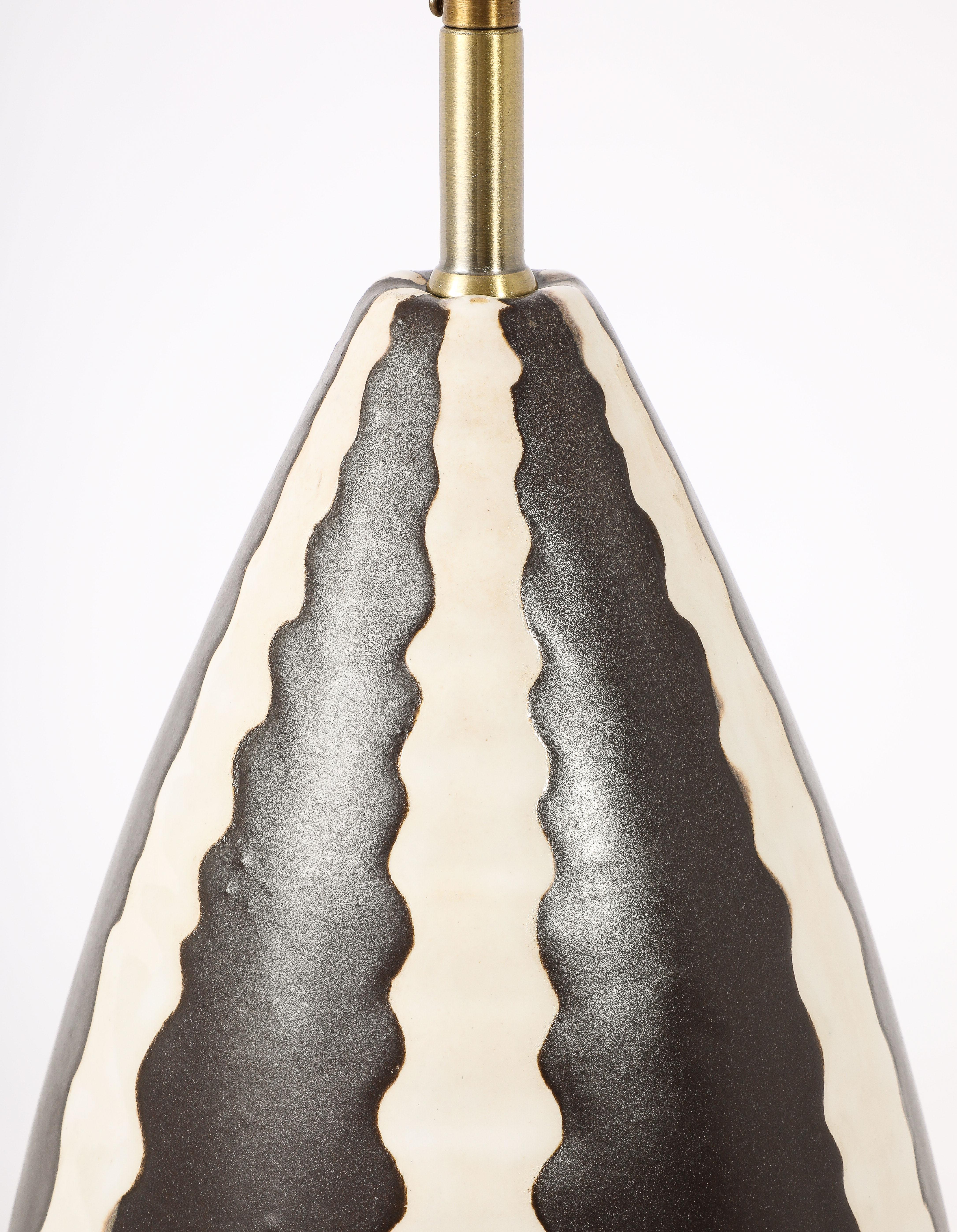 Schwarz-weiße Keramiklampe, Frankreich 1950er Jahre im Angebot 7