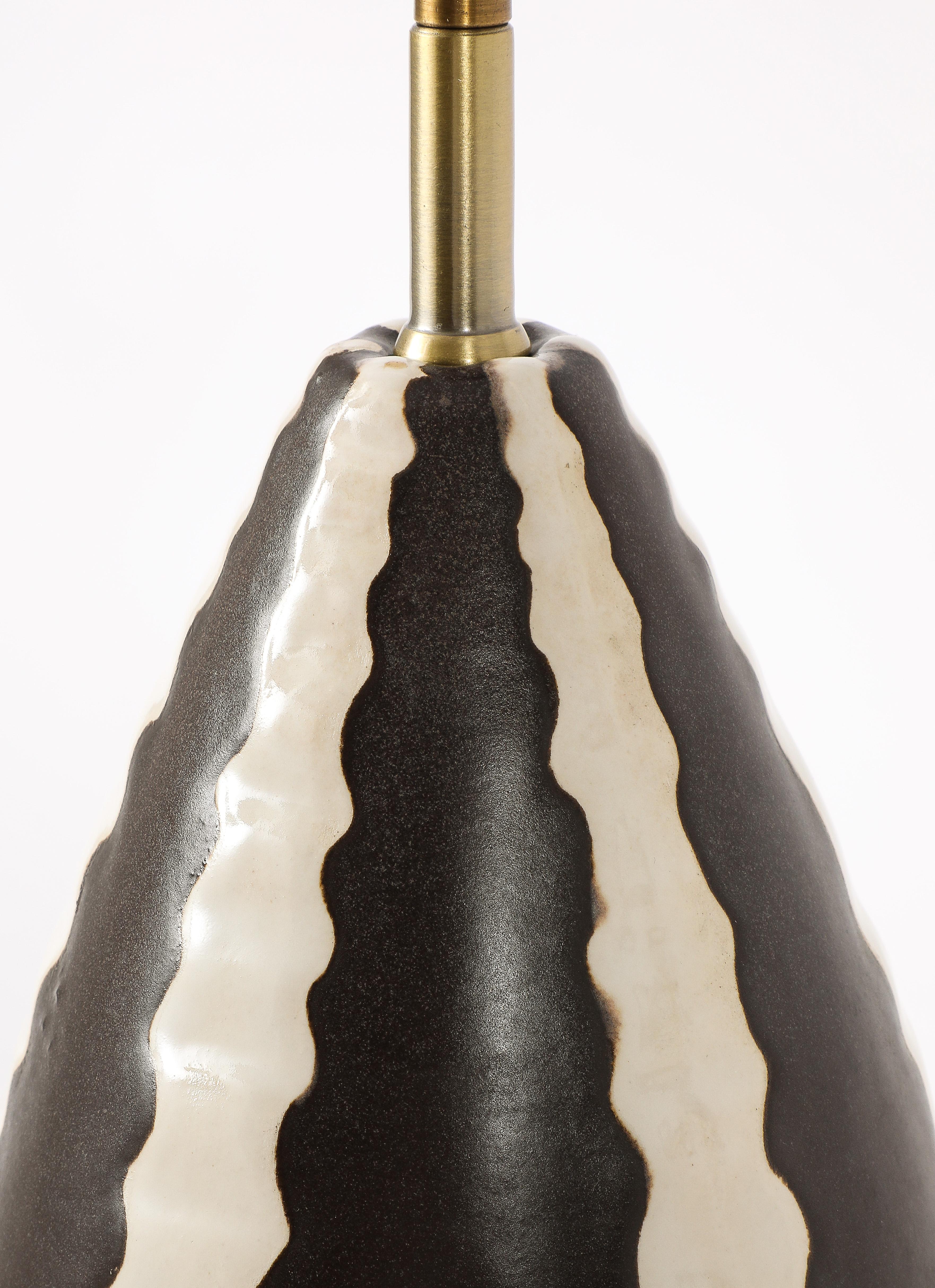 Schwarz-weiße Keramiklampe, Frankreich 1950er Jahre im Angebot 8