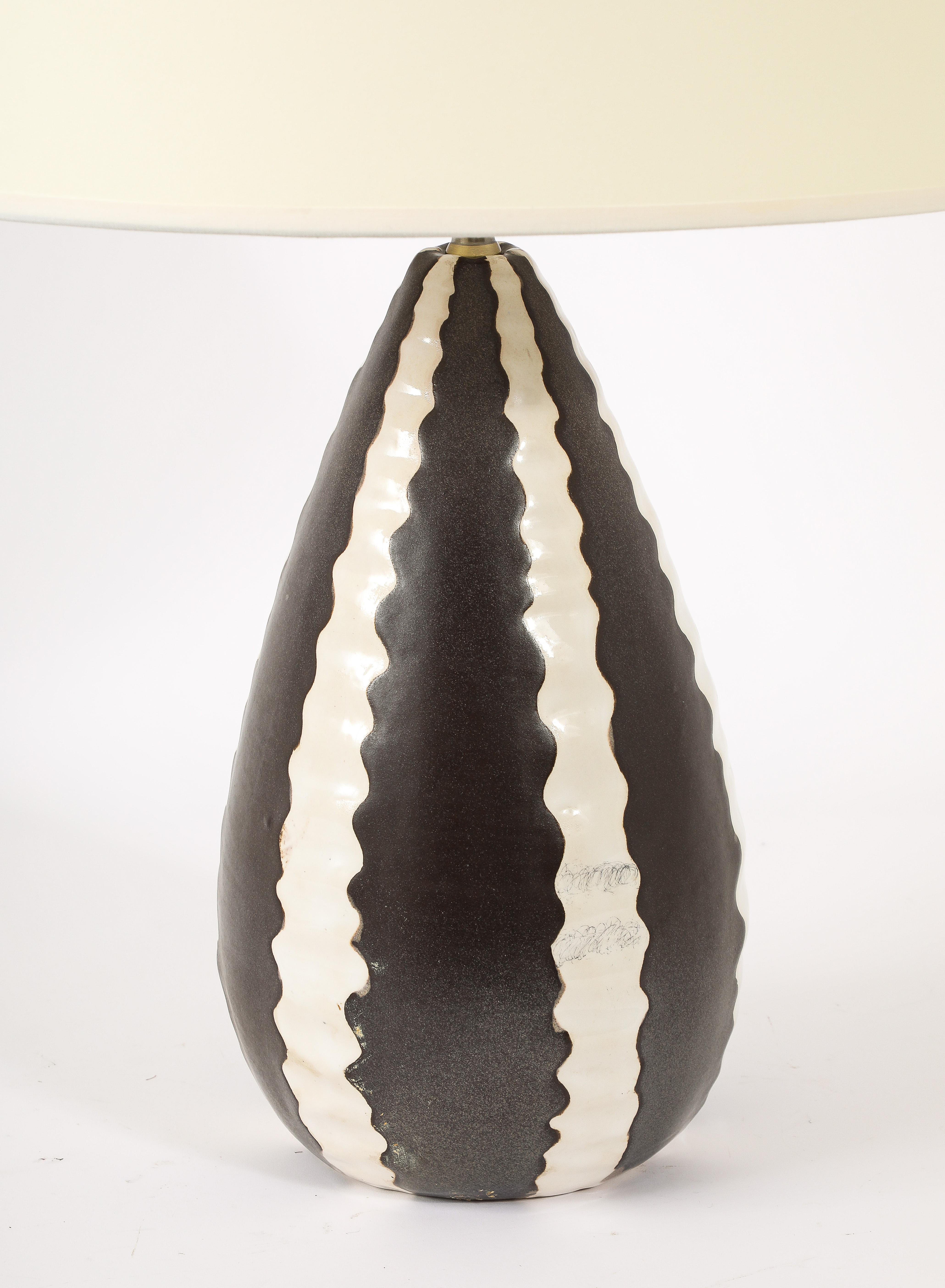 Schwarz-weiße Keramiklampe, Frankreich 1950er Jahre (Moderne der Mitte des Jahrhunderts) im Angebot