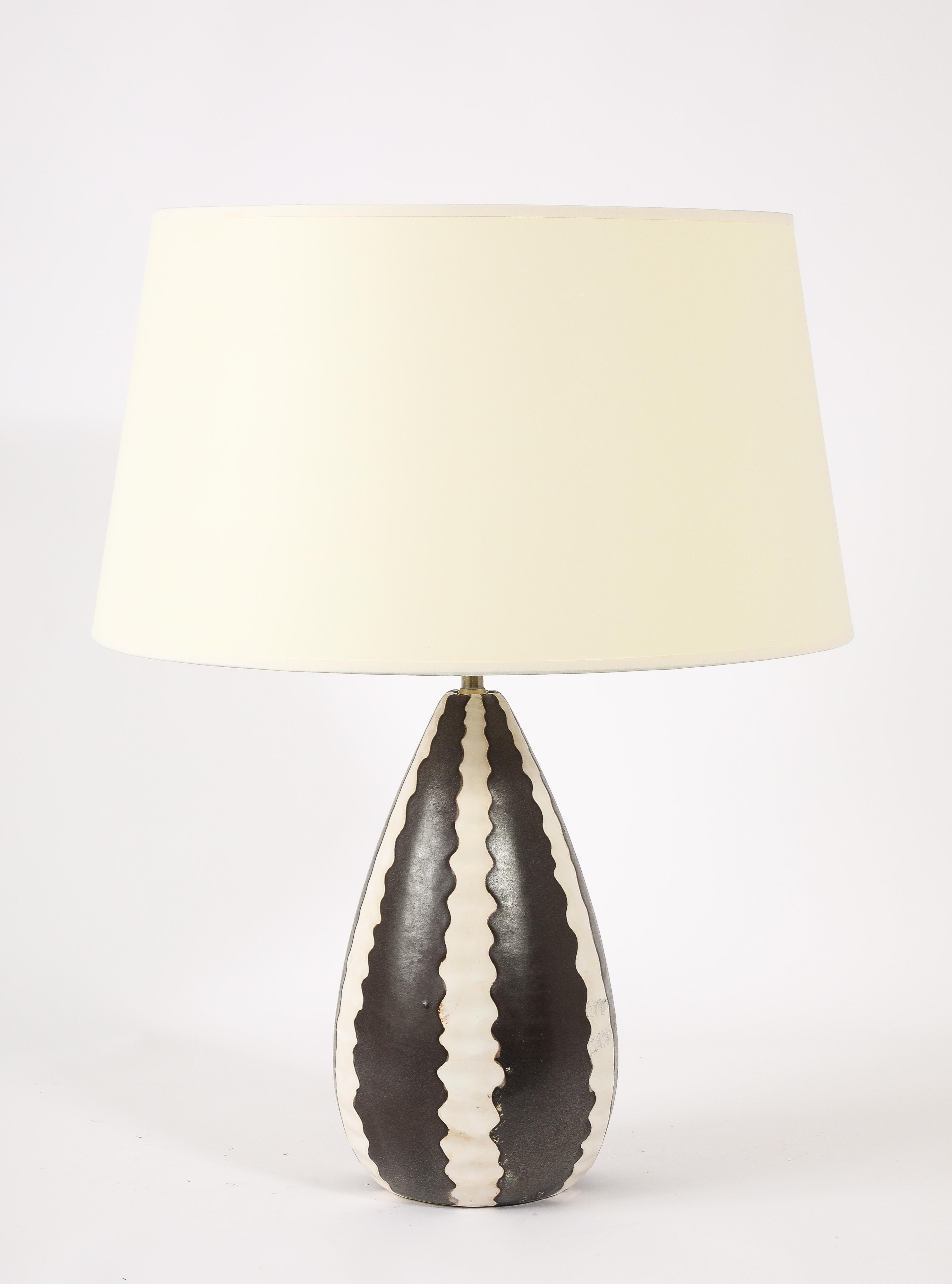 Schwarz-weiße Keramiklampe, Frankreich 1950er Jahre (Französisch) im Angebot