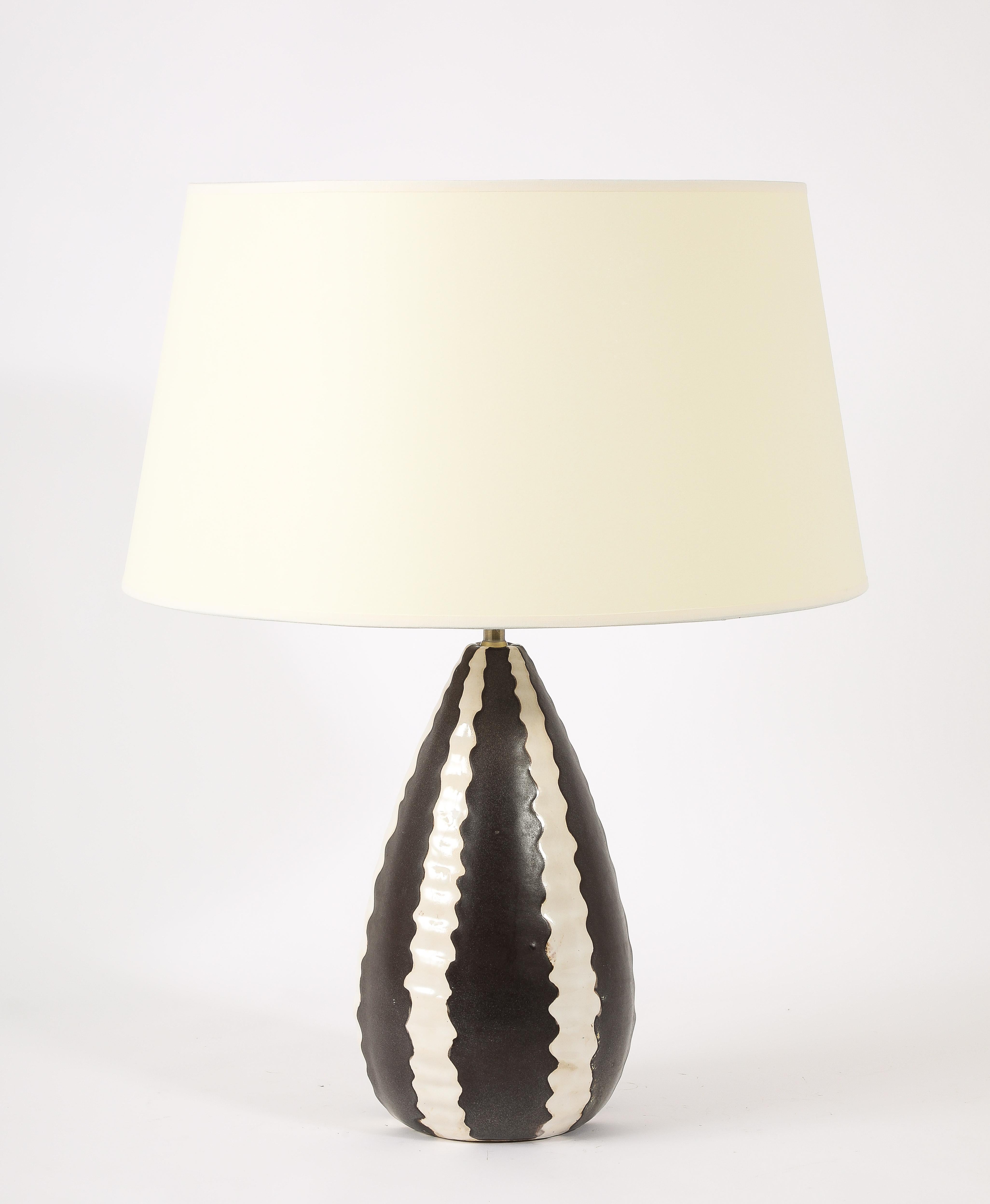 Schwarz-weiße Keramiklampe, Frankreich 1950er Jahre (Glasiert) im Angebot