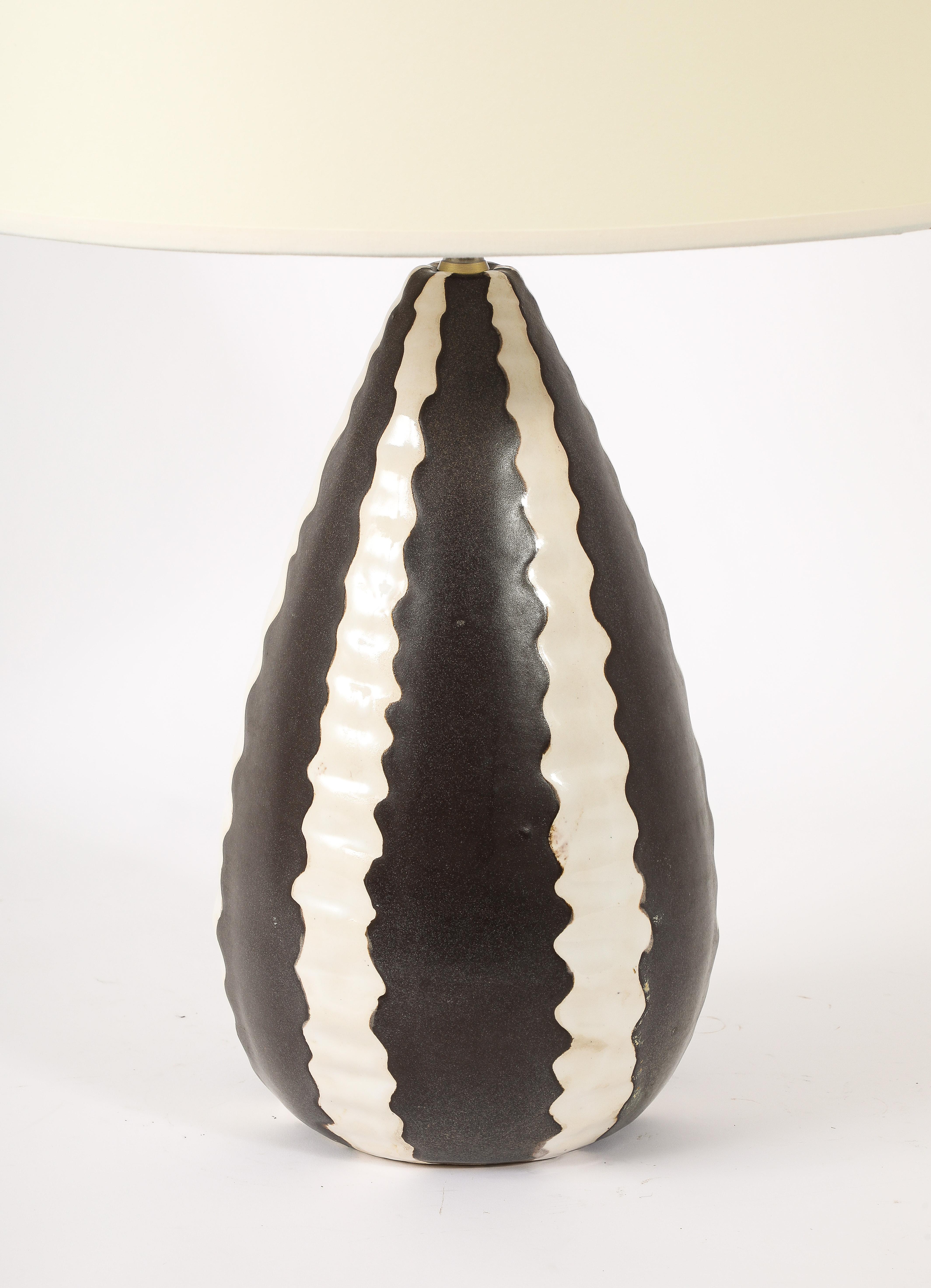 Schwarz-weiße Keramiklampe, Frankreich 1950er Jahre im Zustand „Gut“ im Angebot in New York, NY