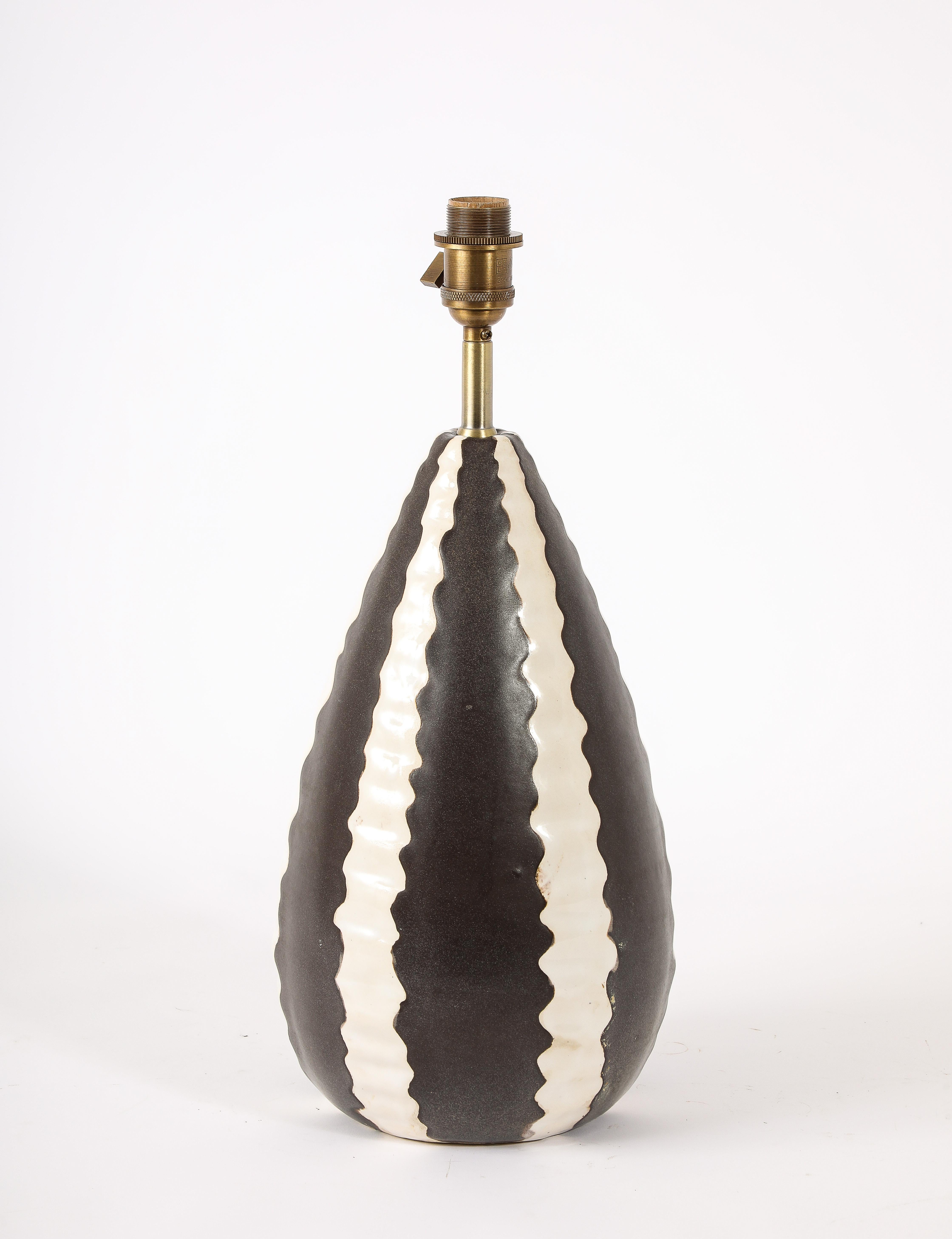 Schwarz-weiße Keramiklampe, Frankreich 1950er Jahre (20. Jahrhundert) im Angebot