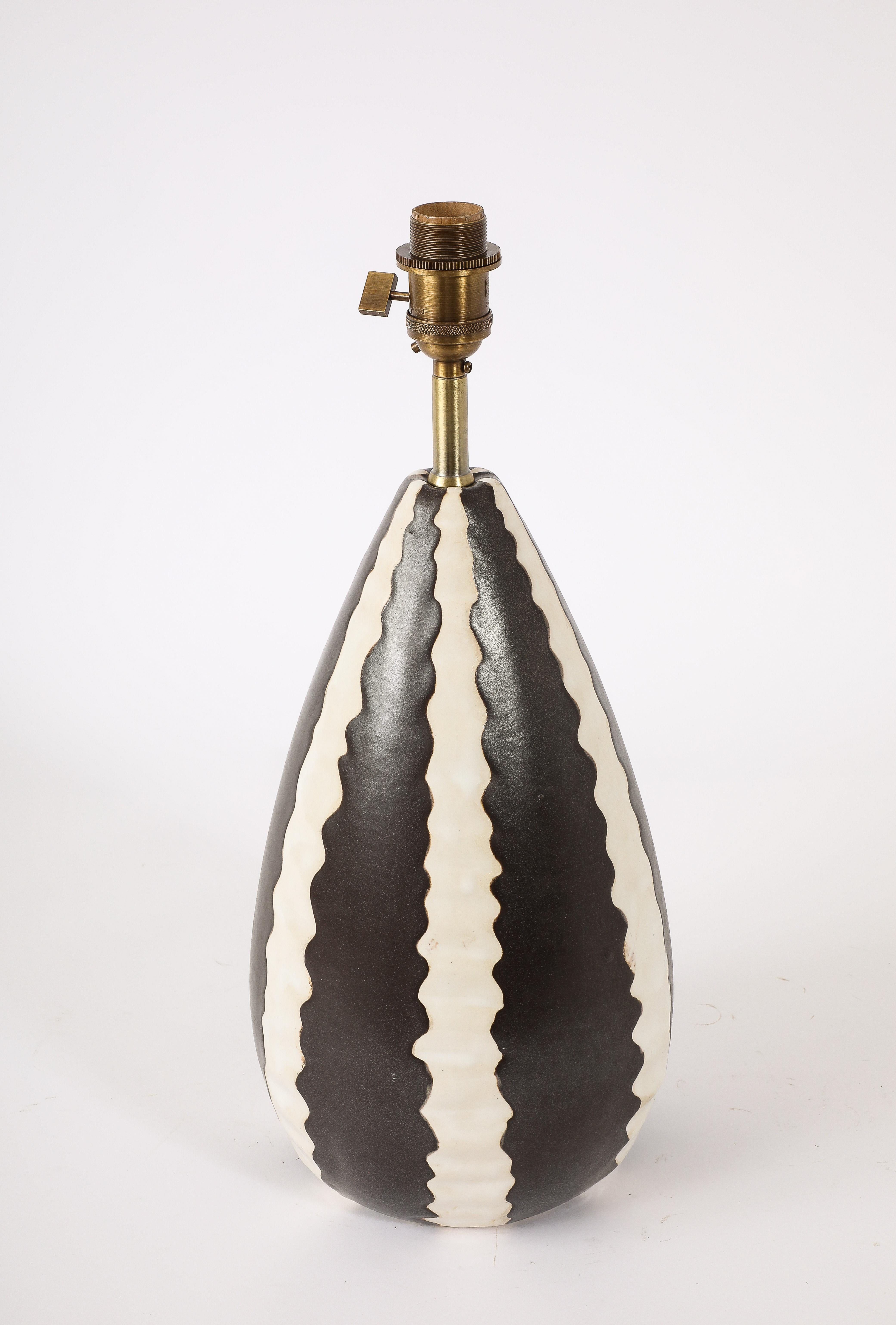 Schwarz-weiße Keramiklampe, Frankreich 1950er Jahre im Angebot 1