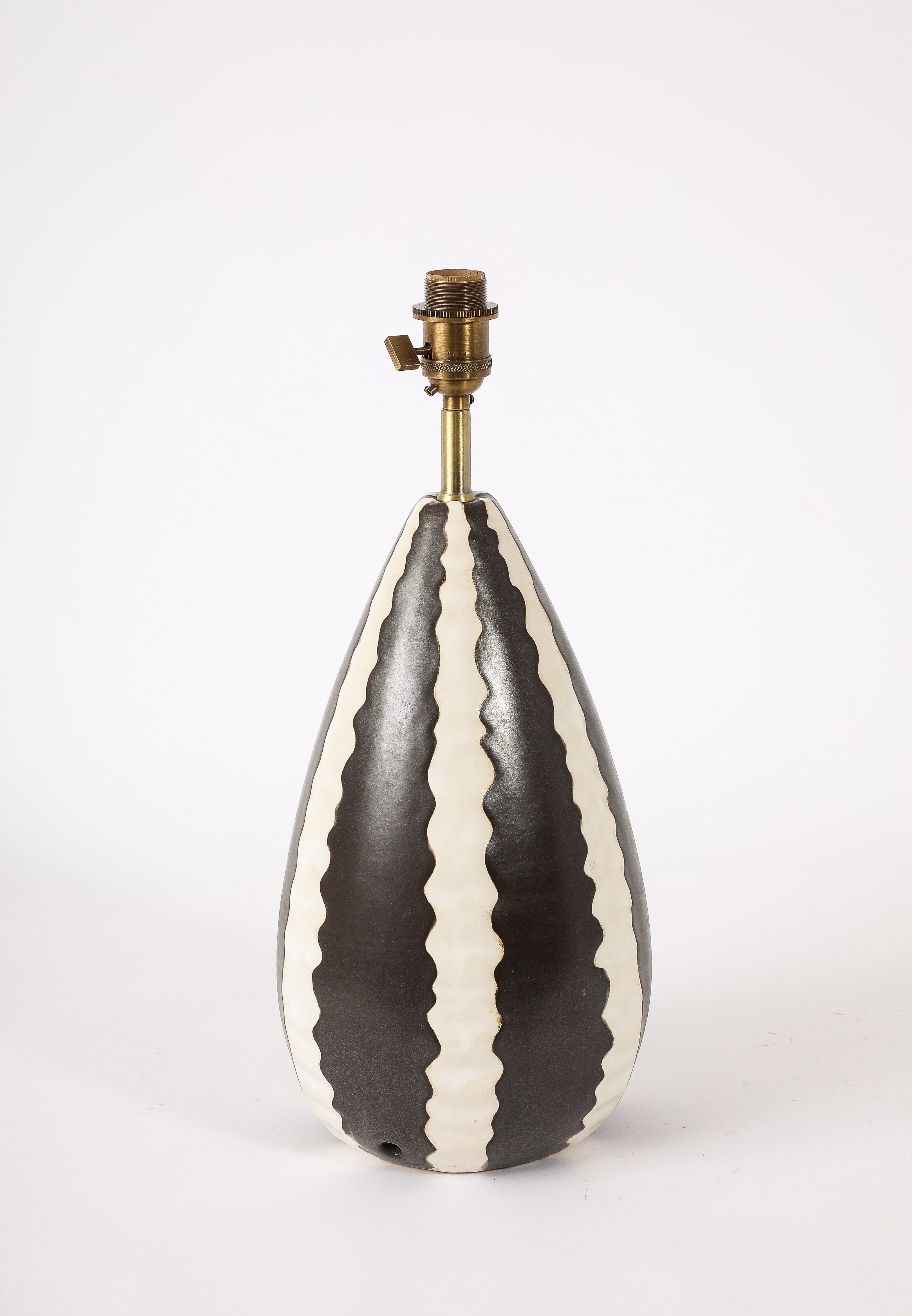 Schwarz-weiße Keramiklampe, Frankreich 1950er Jahre im Angebot 2