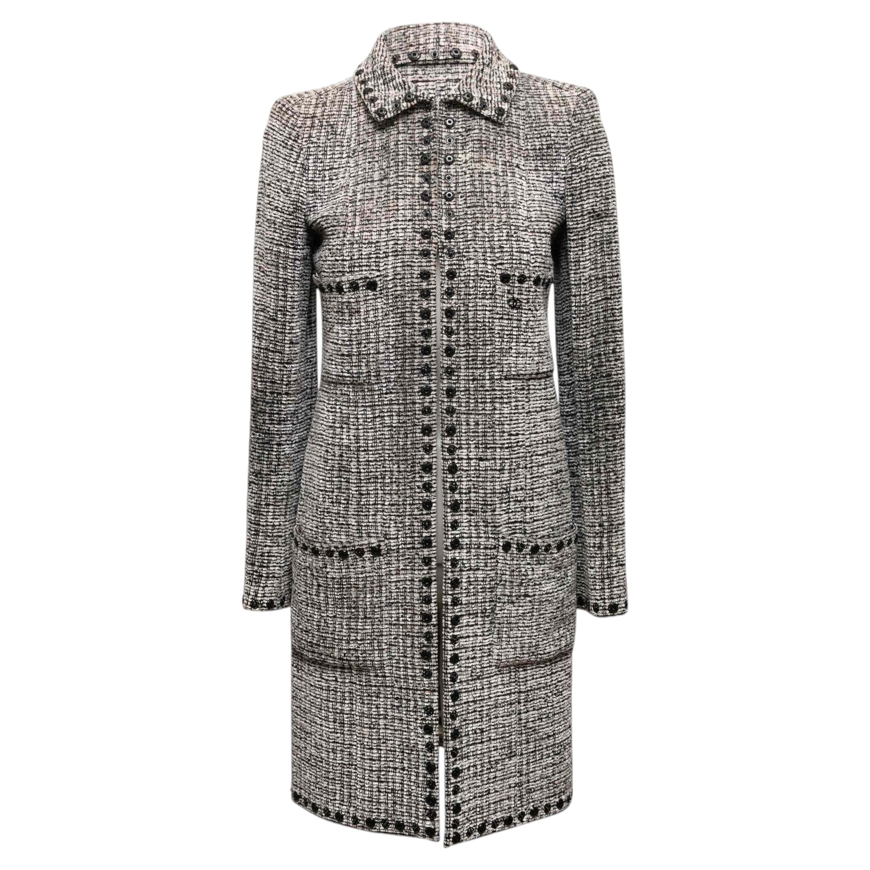 Cappotto Chanel in bouclé bianco e nero con colletto, taglia FR 36 in vendita