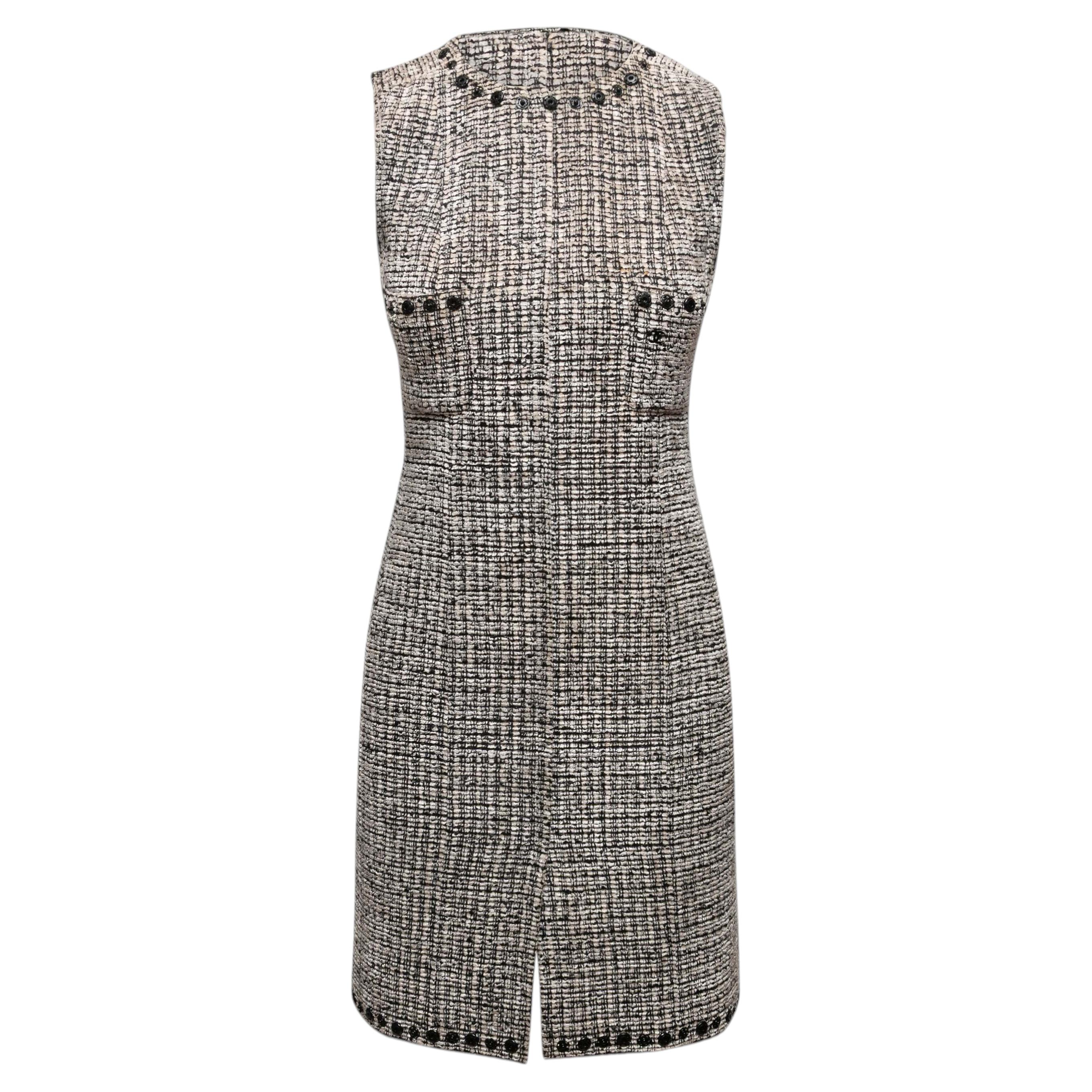 Vestido de punto sin mangas de Chanel en bouclé, en blanco y negro, talla FR 36 en venta