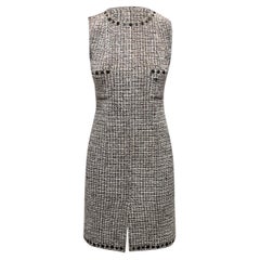 Schwarz-weißes, ärmelloses Strickkleid aus Bouclé von Chanel, Größe FR 36