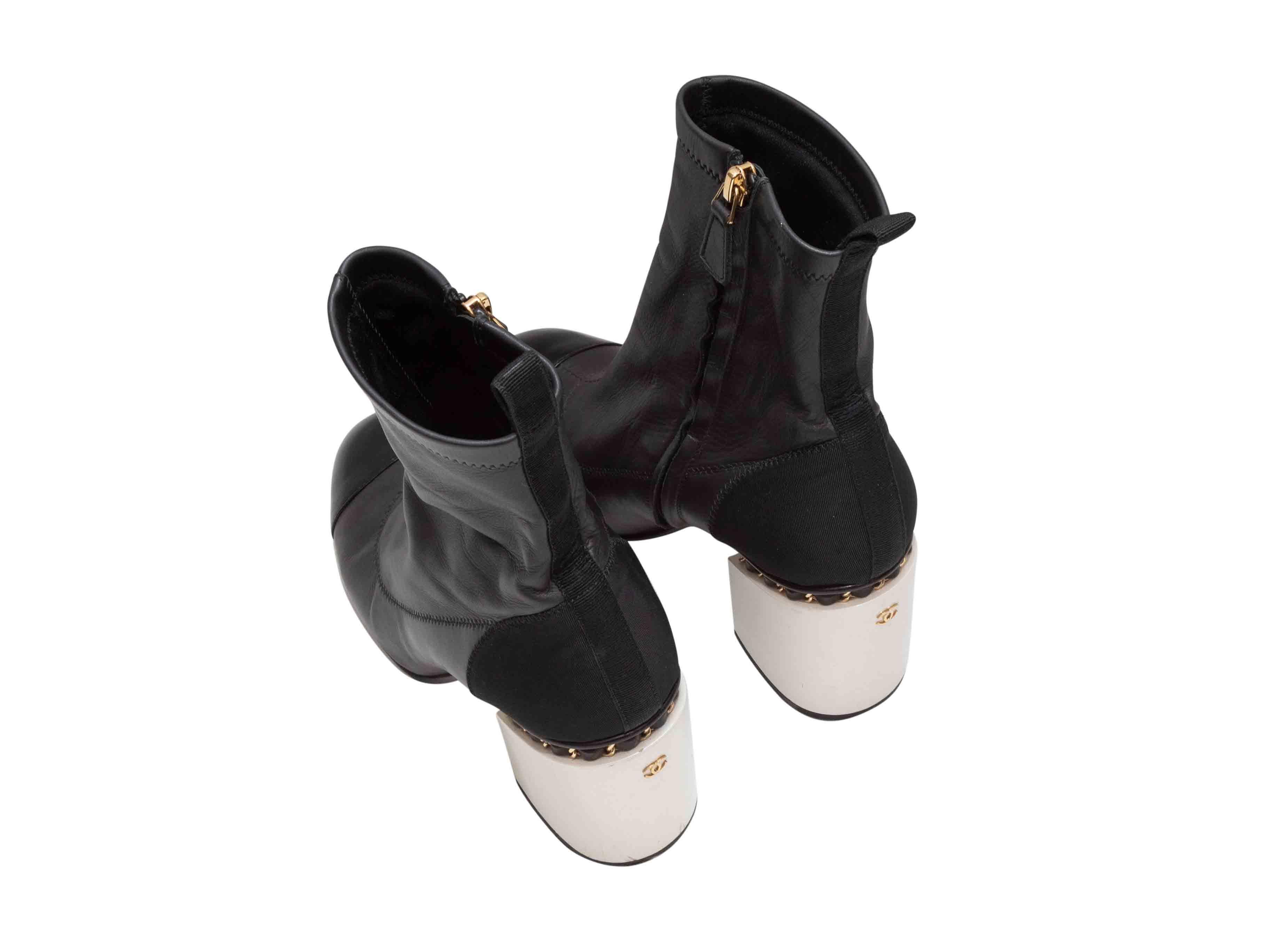 Noir Black & White Chanel Color Block Ankle Boots Size 39C en vente