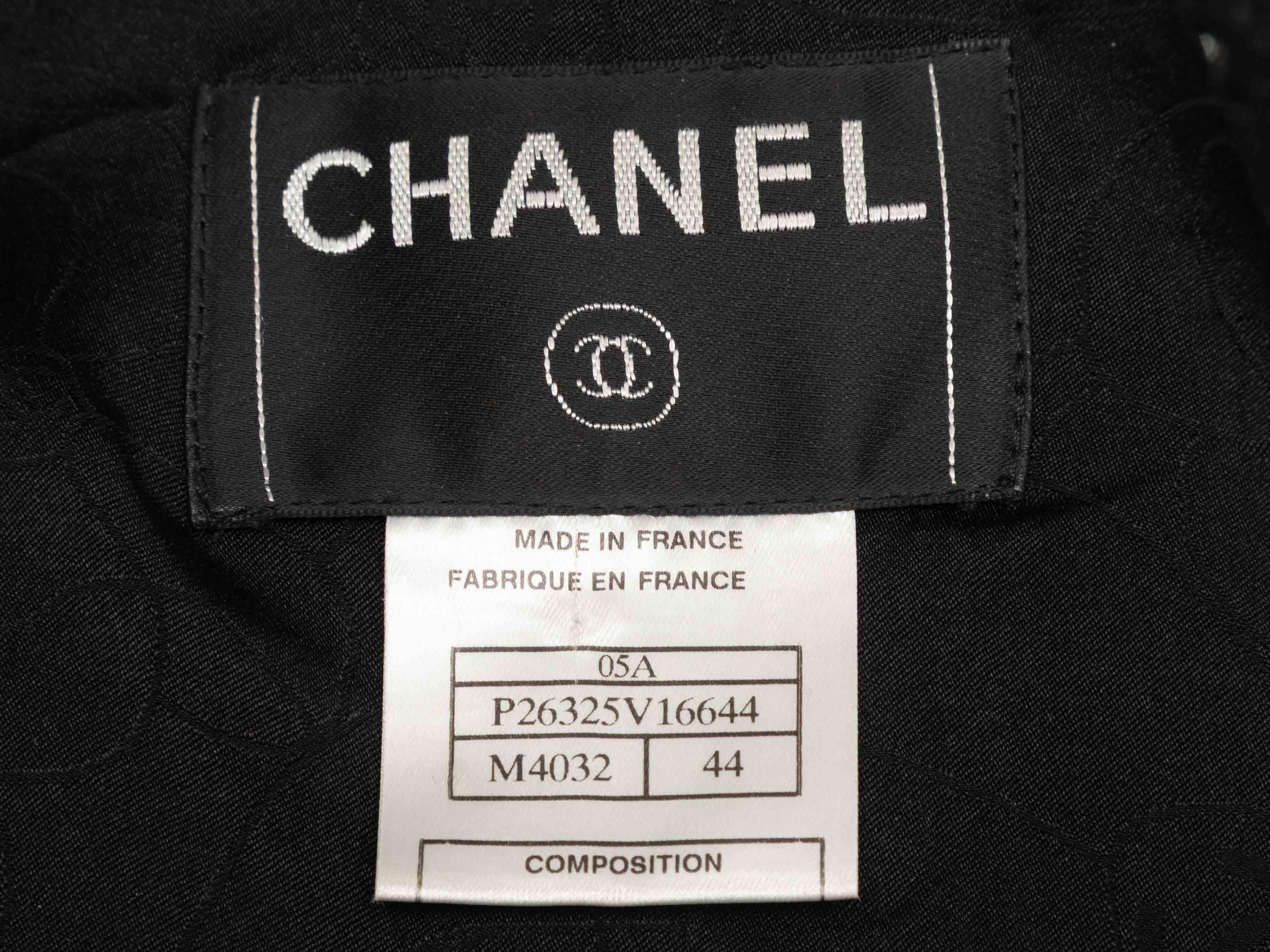 Giacca in tweed di cotone bianco e nero di Chanel. Risvolto dentellato. Quattro tasche anteriori. Chiusura con bottoni al centro davanti. Busto 44