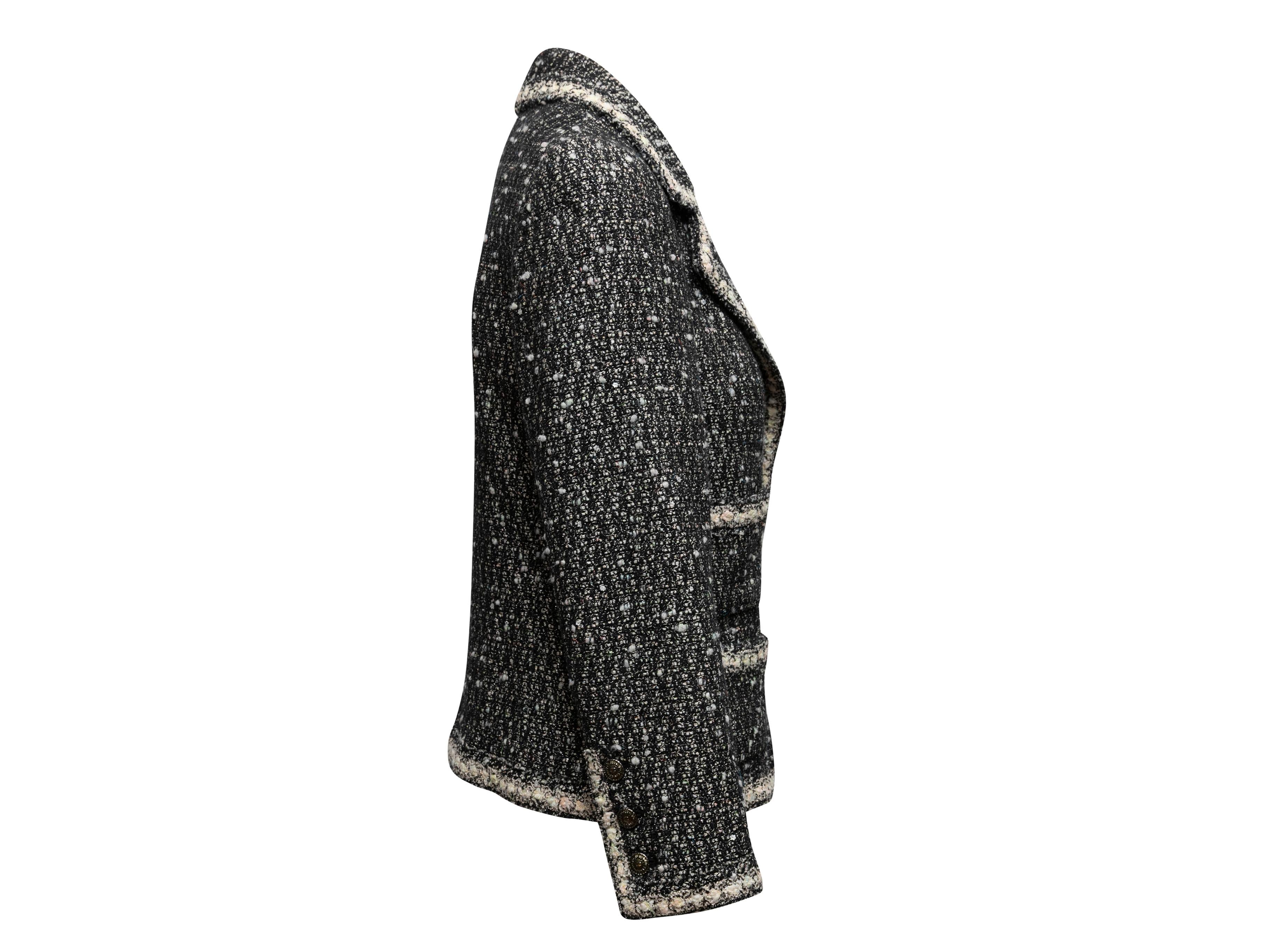 Blazer in tweed bianco e nero di Chanel. Dalla collezione Autunno/Inverno 2005. Risvolto dentellato. Quattro tasche anteriori. Chiusura con bottoni al centro davanti. Busto di 35 cm, larghezza delle spalle di 15,5 cm, lunghezza delle maniche di 22