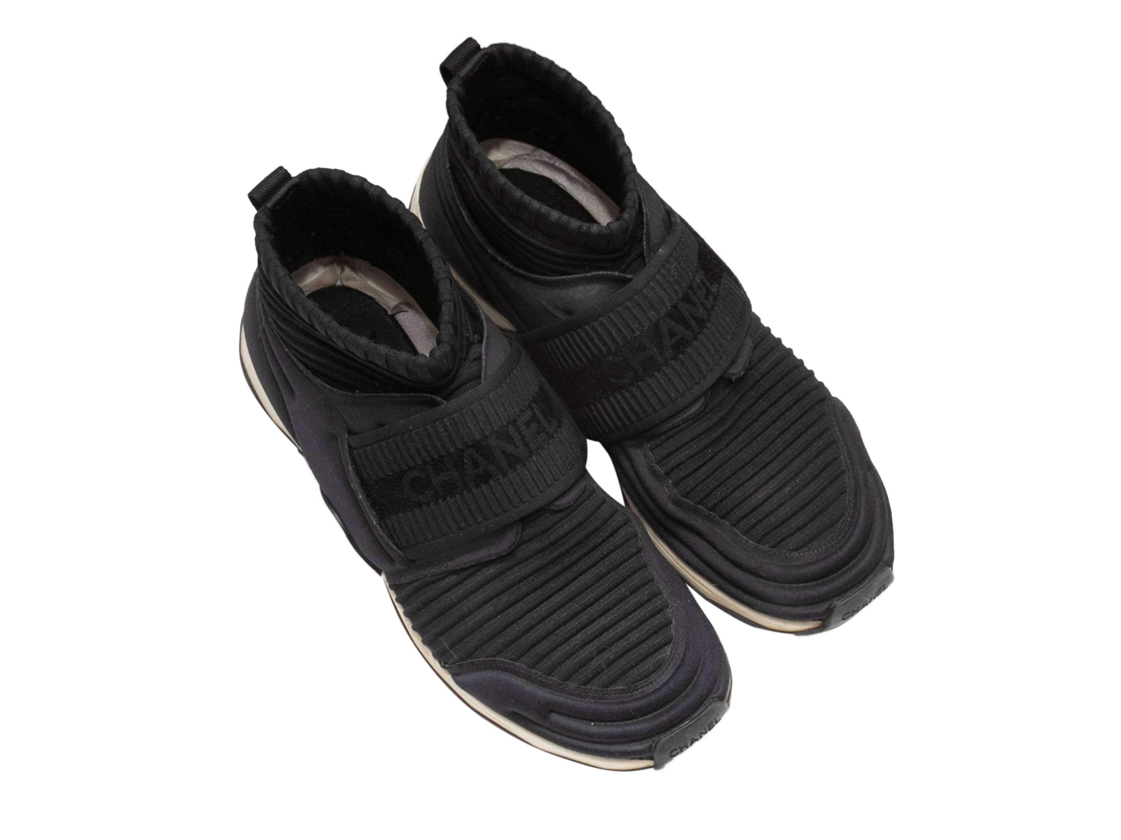 Dettagli prodotto: Sneakers alte in neoprene bianche e nere di Chanel. Suole in gommapiuma. Altezza del gambo 3,75